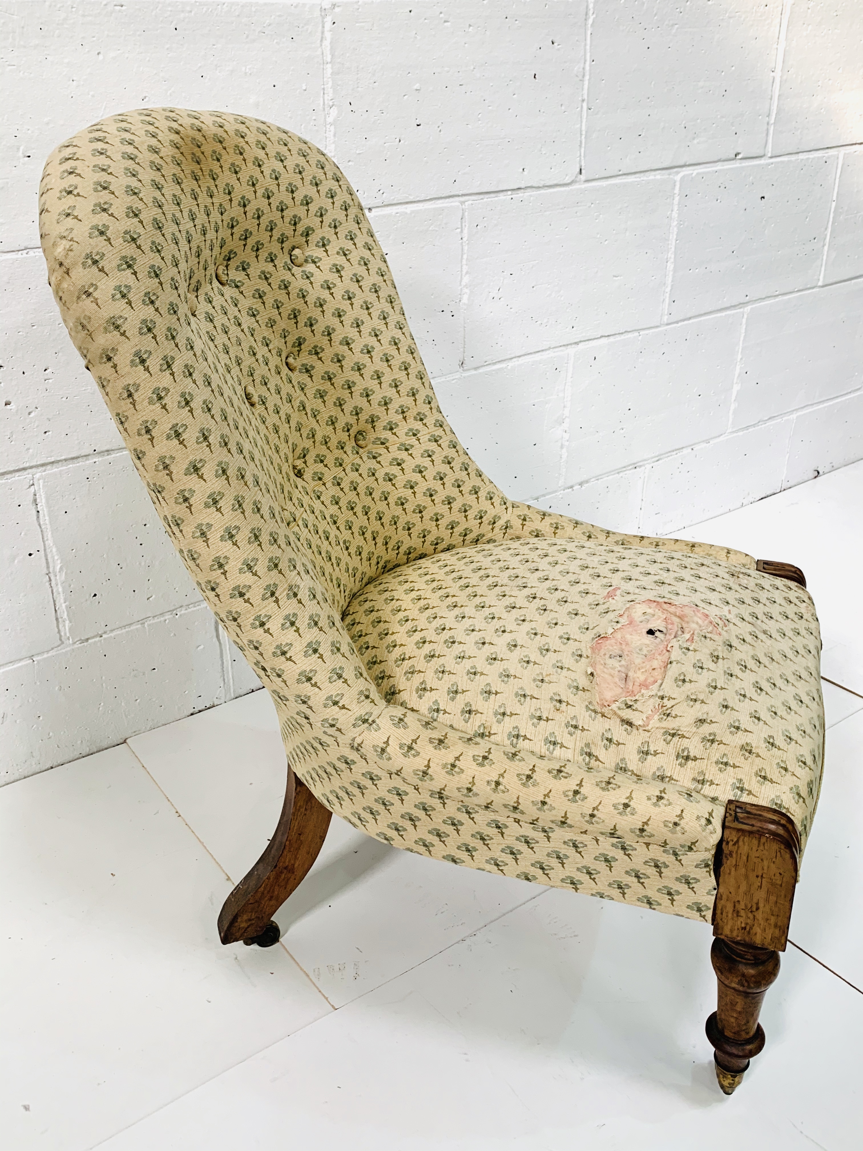 Victorian lady's drawing room chair with button back upholstery. - Image 3 of 5