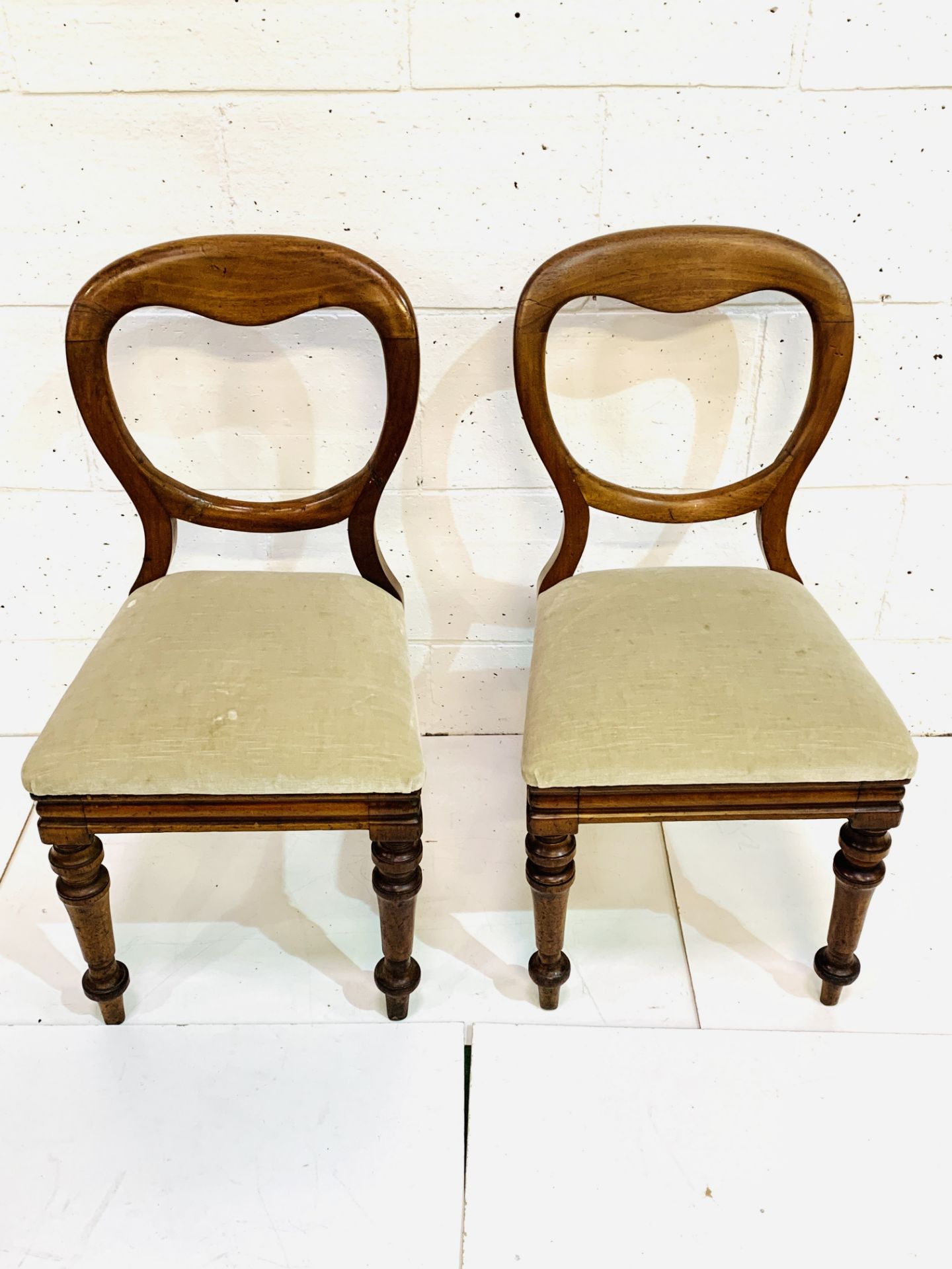 Set of six mahogany framed Victorian balloon back dining chairs, and 2 others - Image 6 of 7