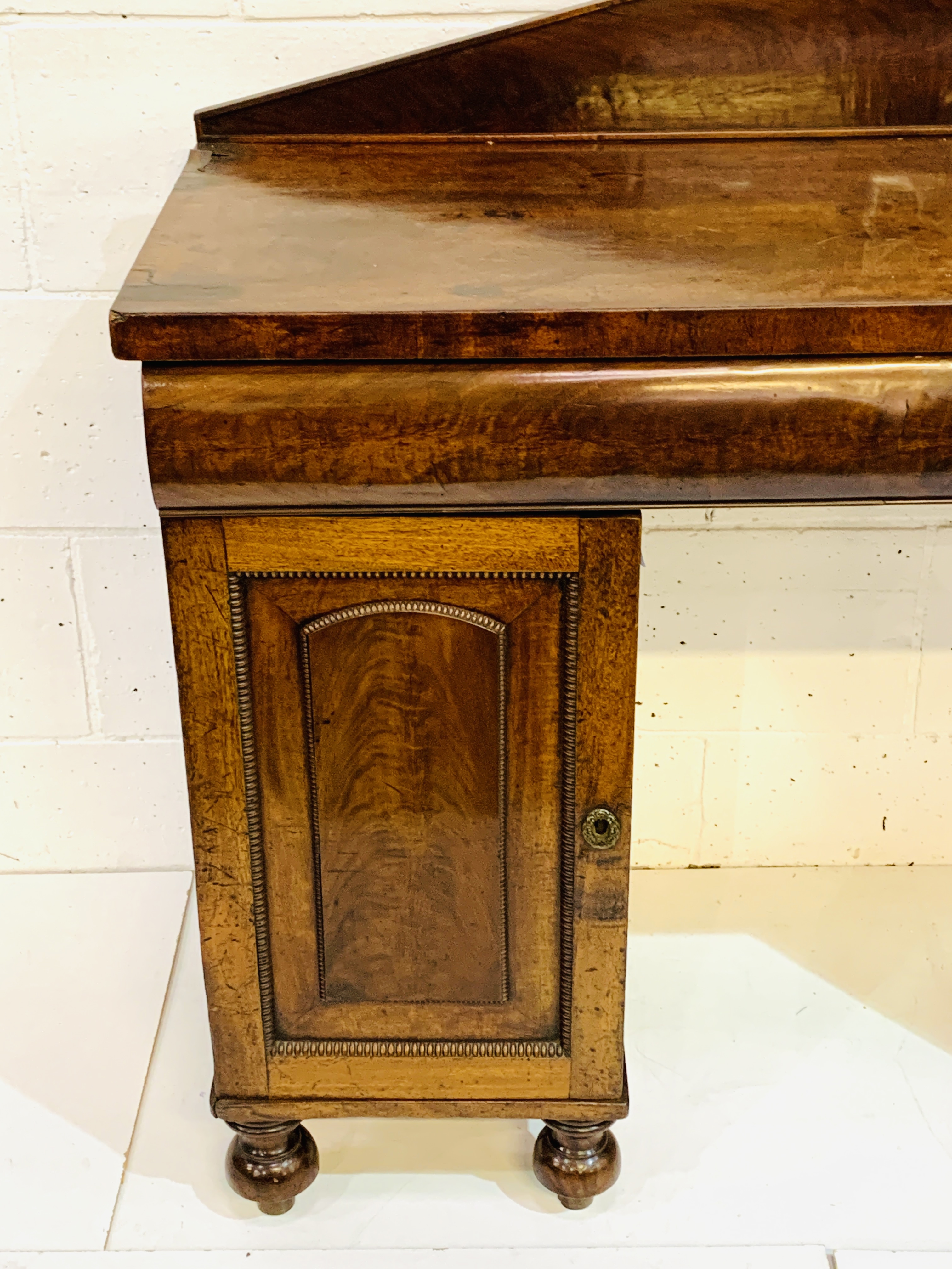 Mahogany sideboard with pediment upstand - Image 4 of 7