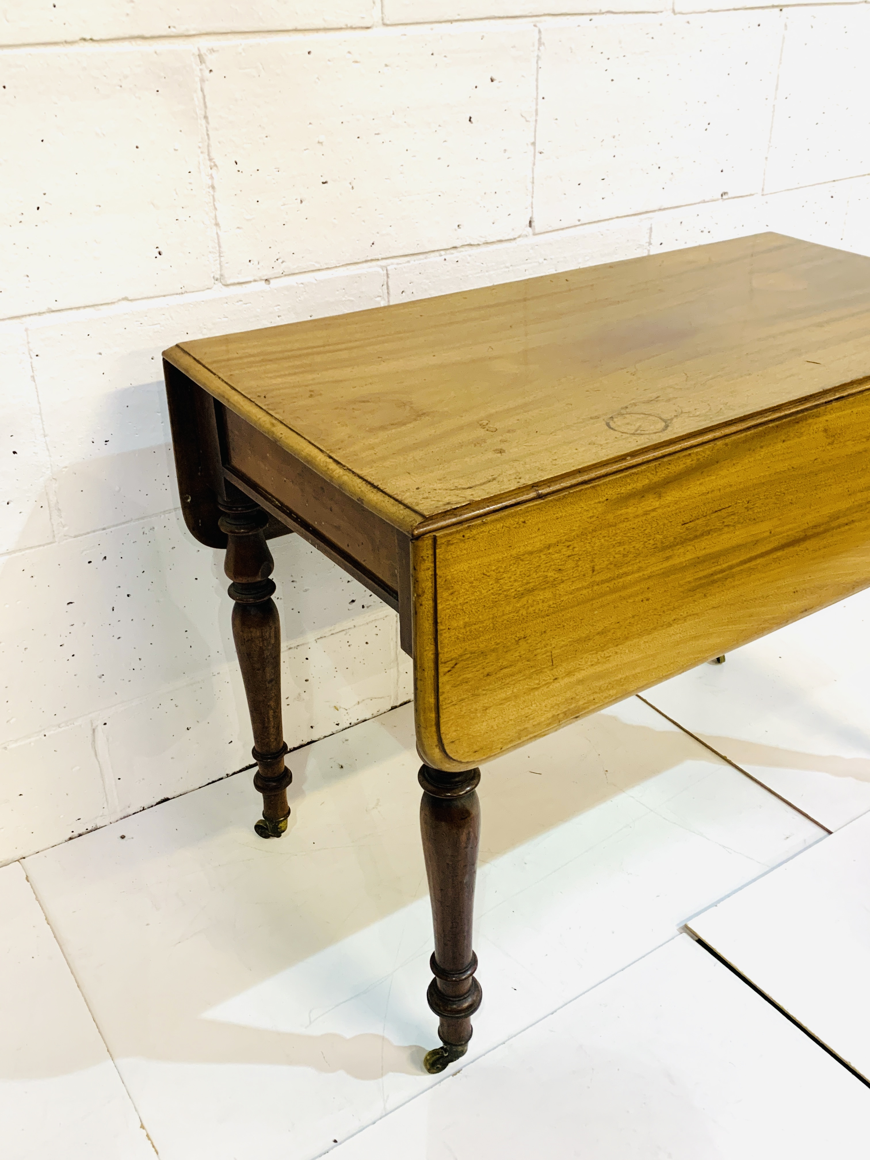 Mahogany Pembroke table. - Image 3 of 5