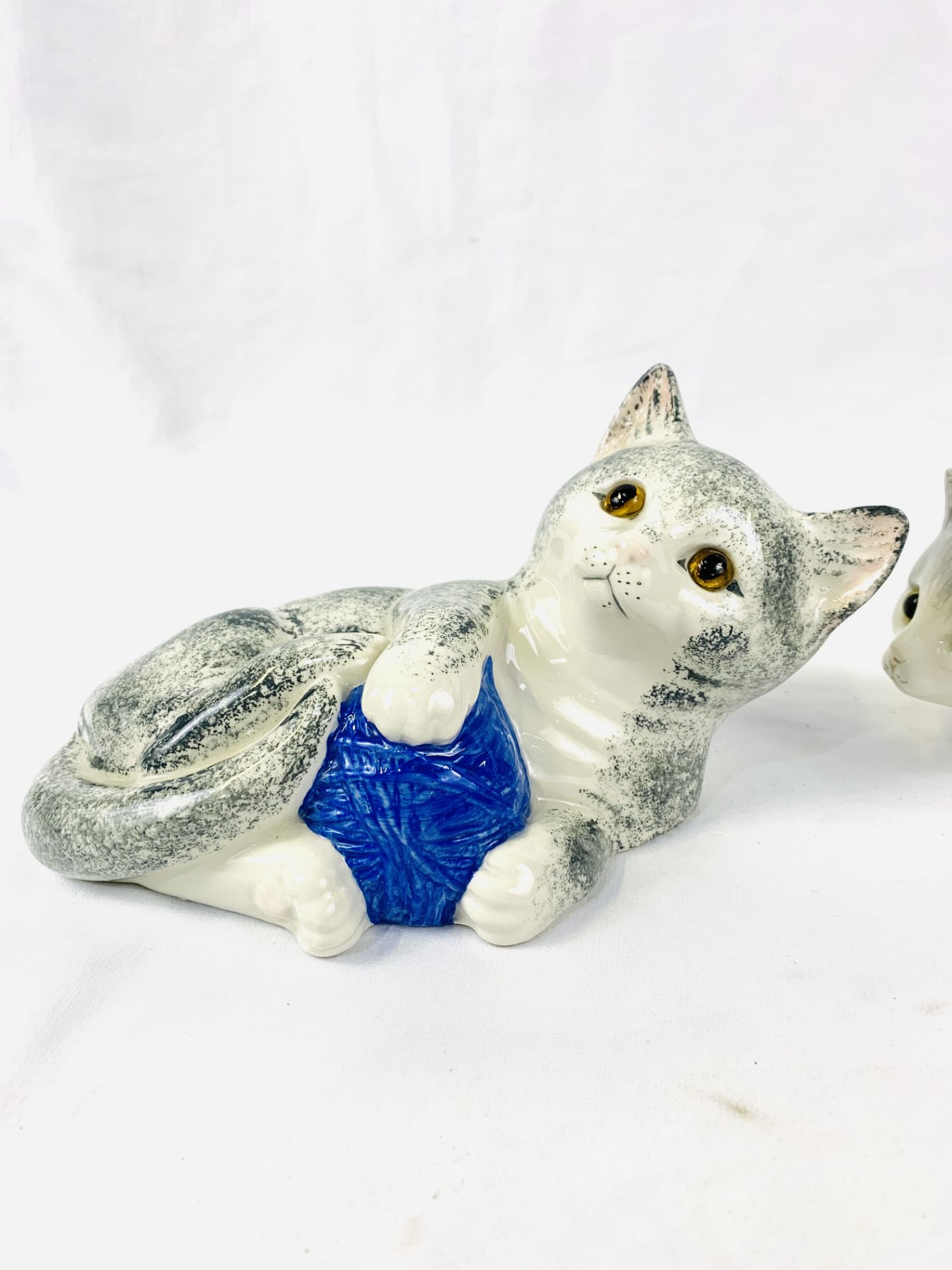 Two juvenile Staffordshire cat figures - Image 2 of 3
