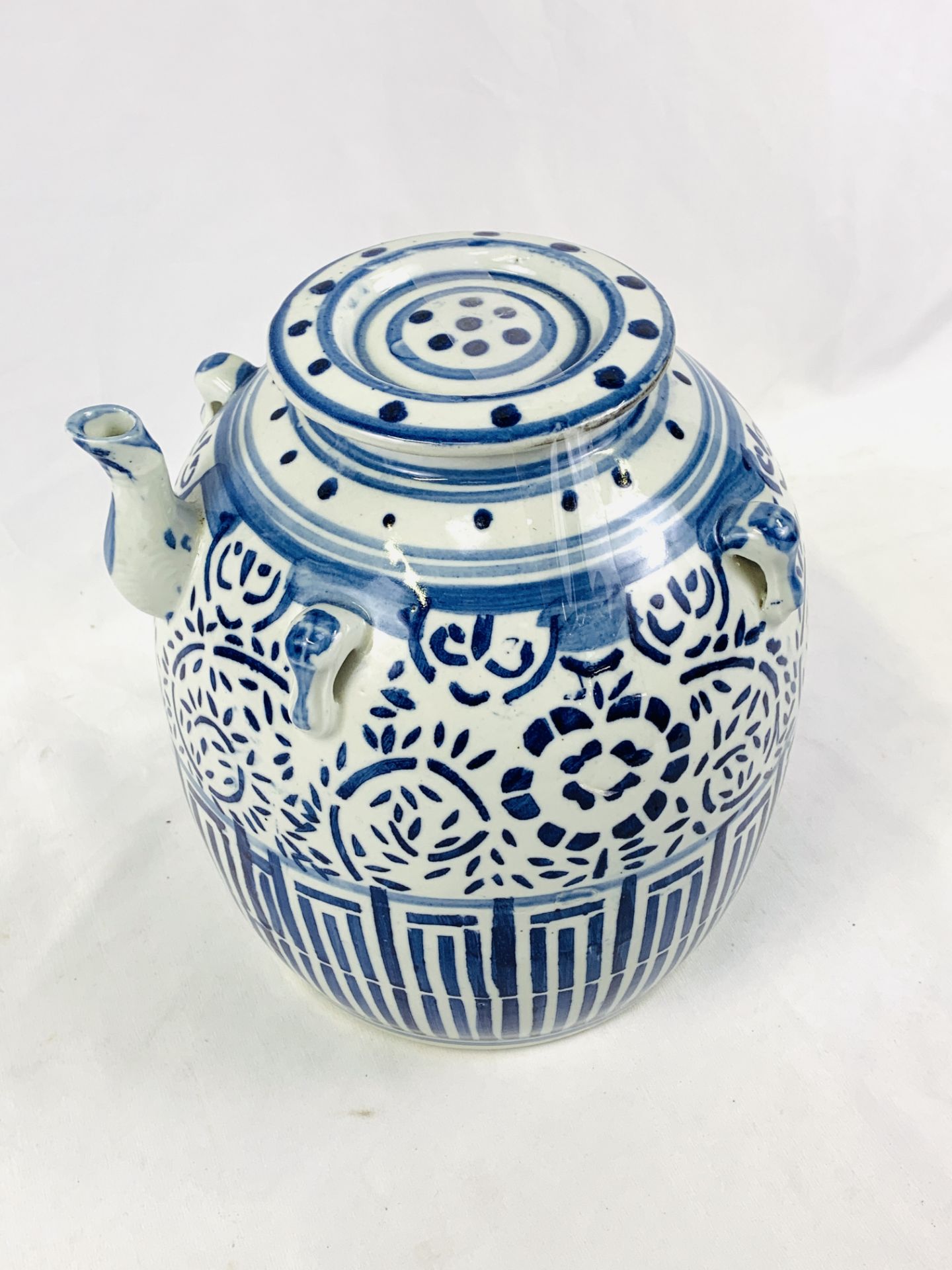 Large blue and white Oriental style jar with spout - Image 3 of 3
