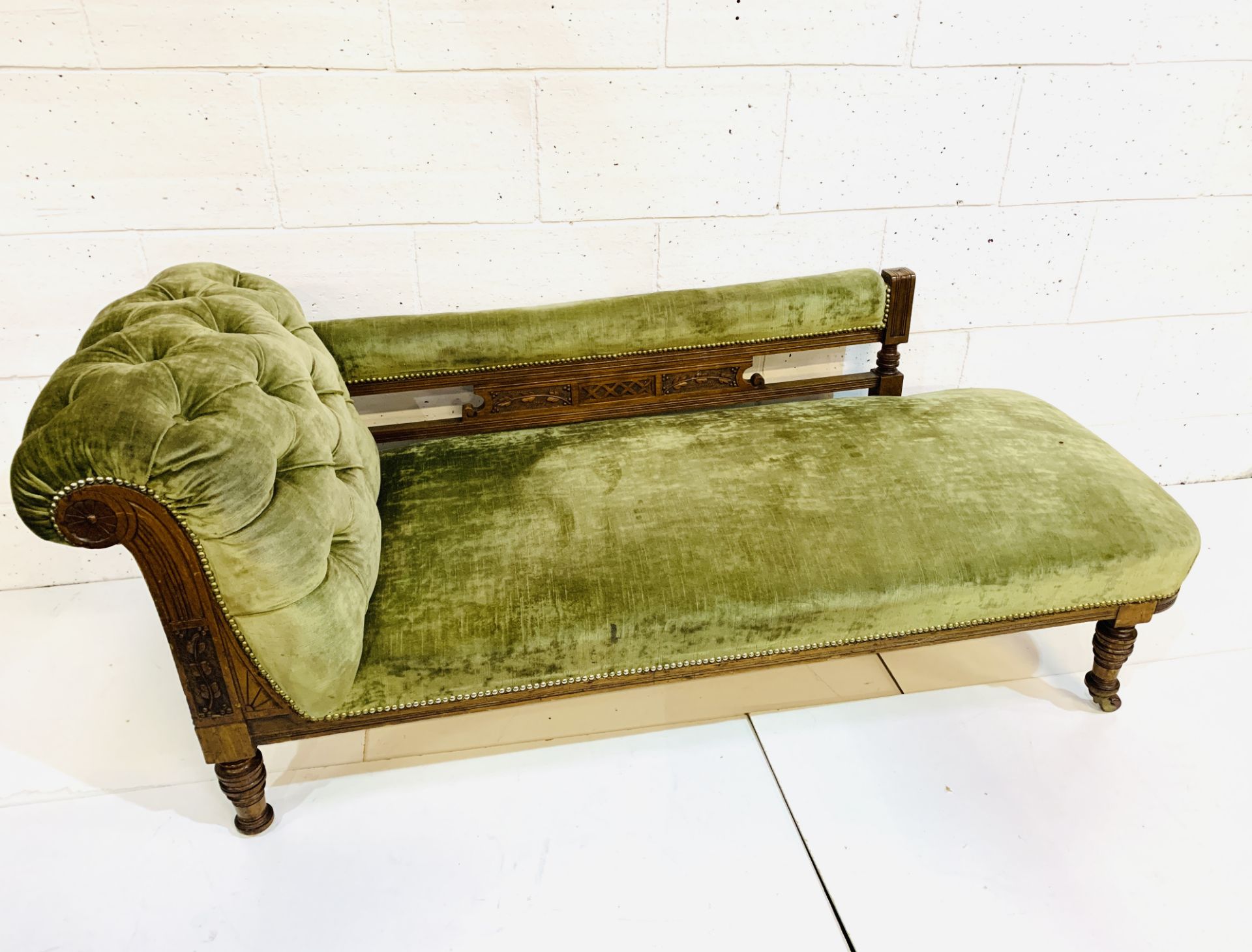 Edwardian mahogany framed green velvet upholstered chaise longue. - Image 2 of 6