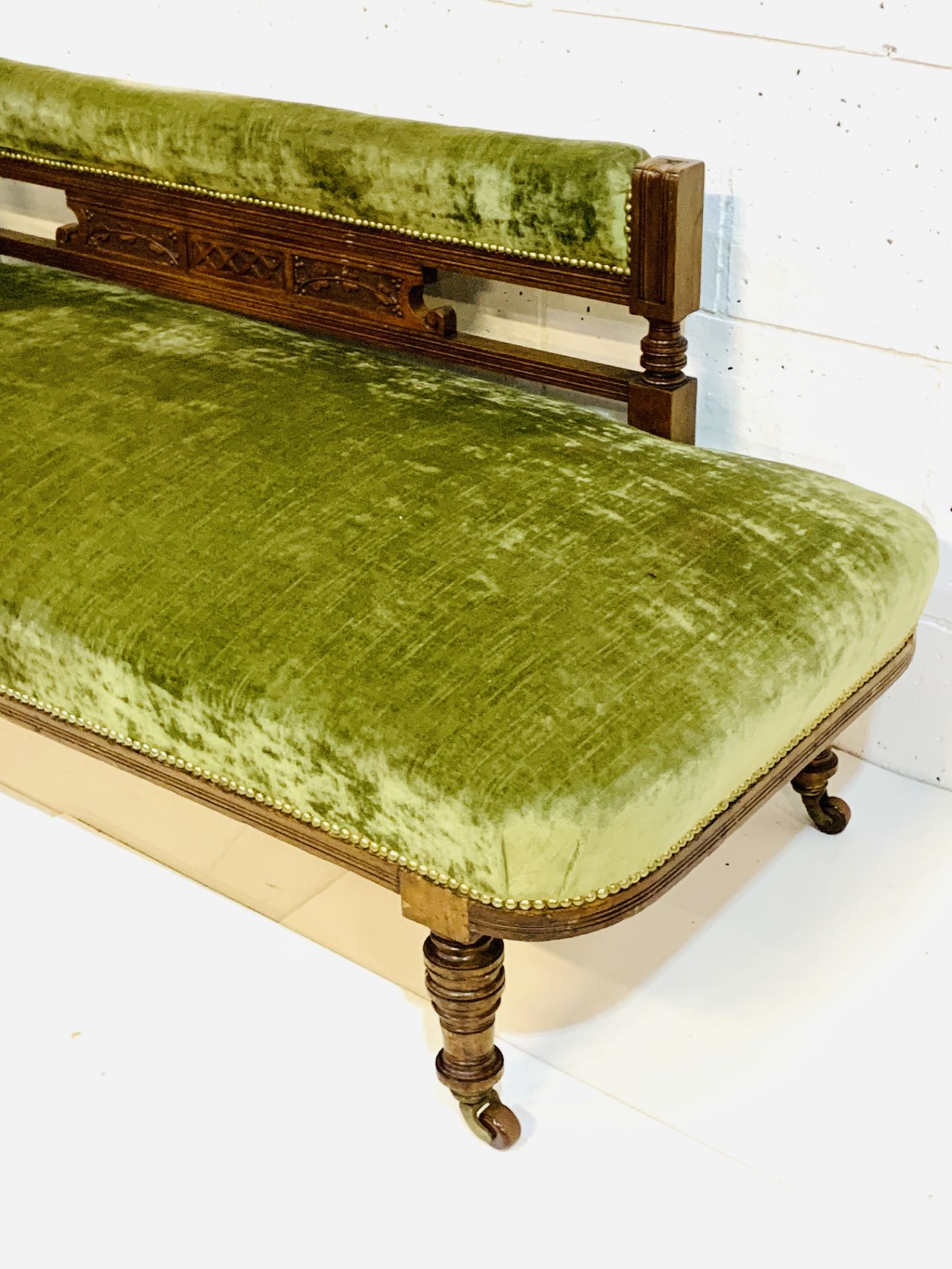 Edwardian mahogany framed green velvet upholstered chaise longue. - Image 5 of 6