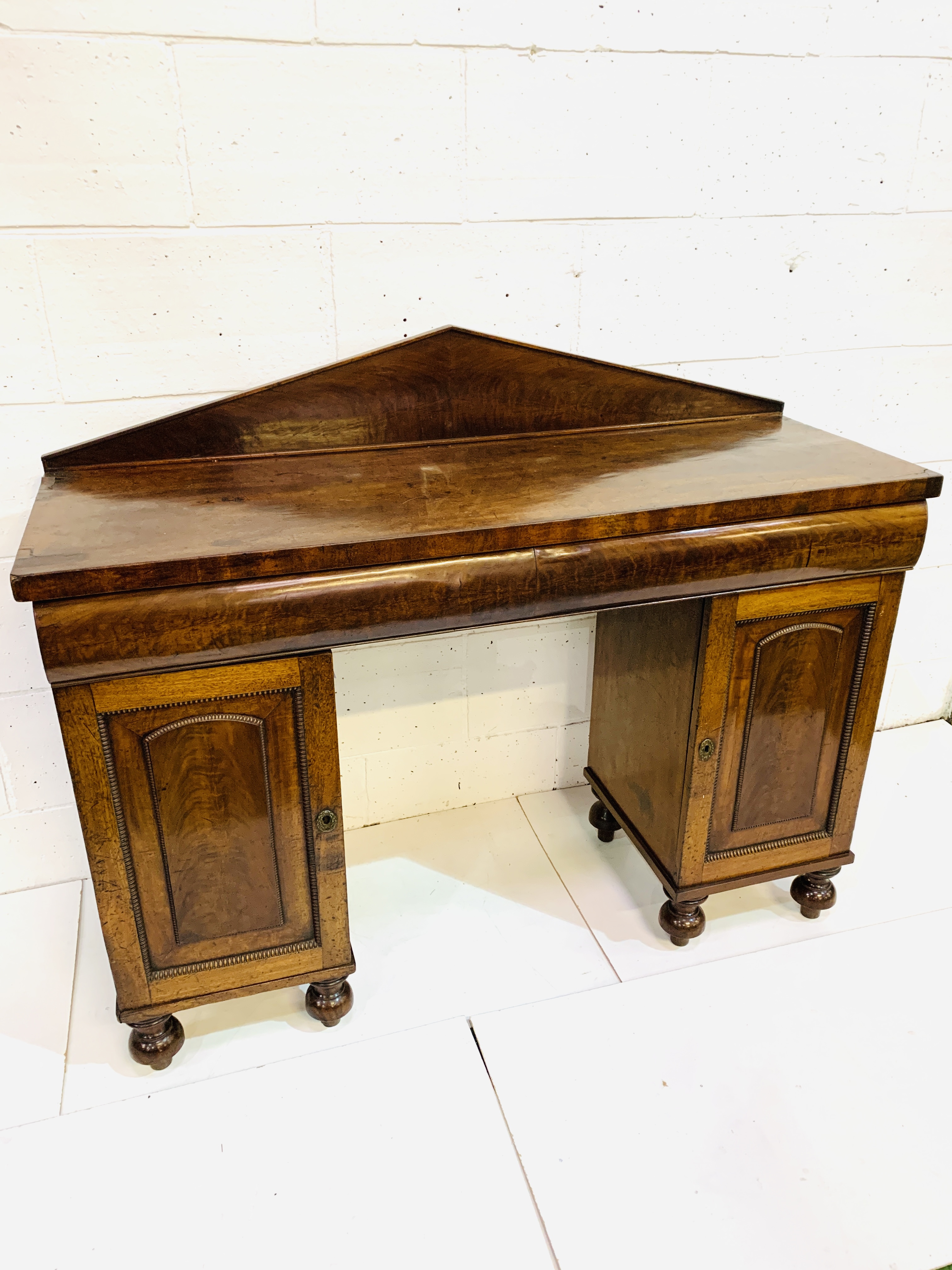 Mahogany sideboard with pediment upstand - Image 2 of 7