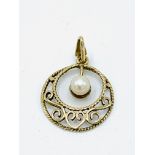 9ct gold and pearl circular pendant