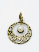 9ct gold and pearl circular pendant