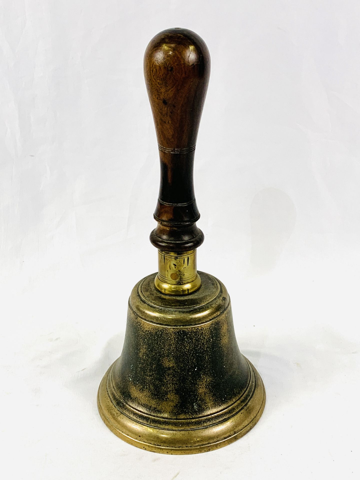 Large brass school hand bell - Image 2 of 4