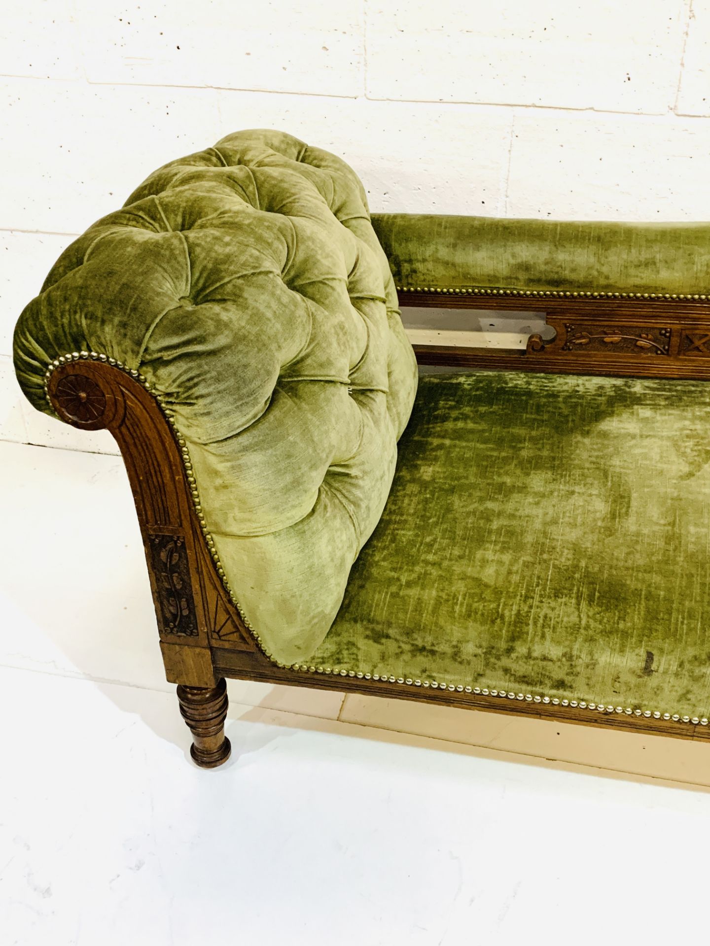 Edwardian mahogany framed green velvet upholstered chaise longue. - Image 3 of 6