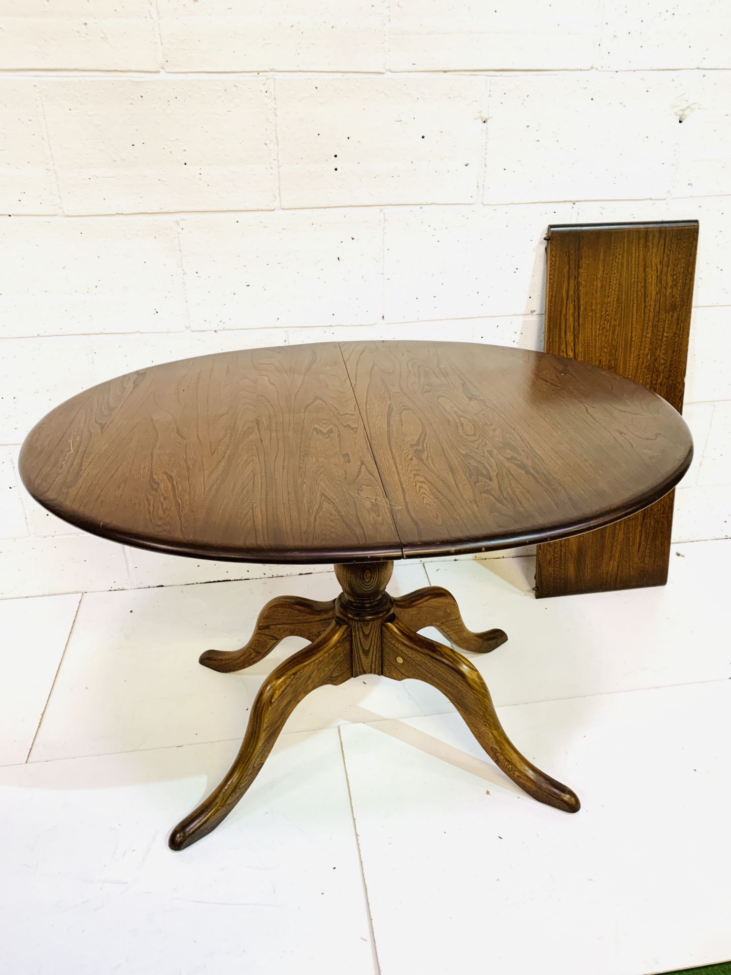 Ercol oval top extendable table - Image 2 of 4
