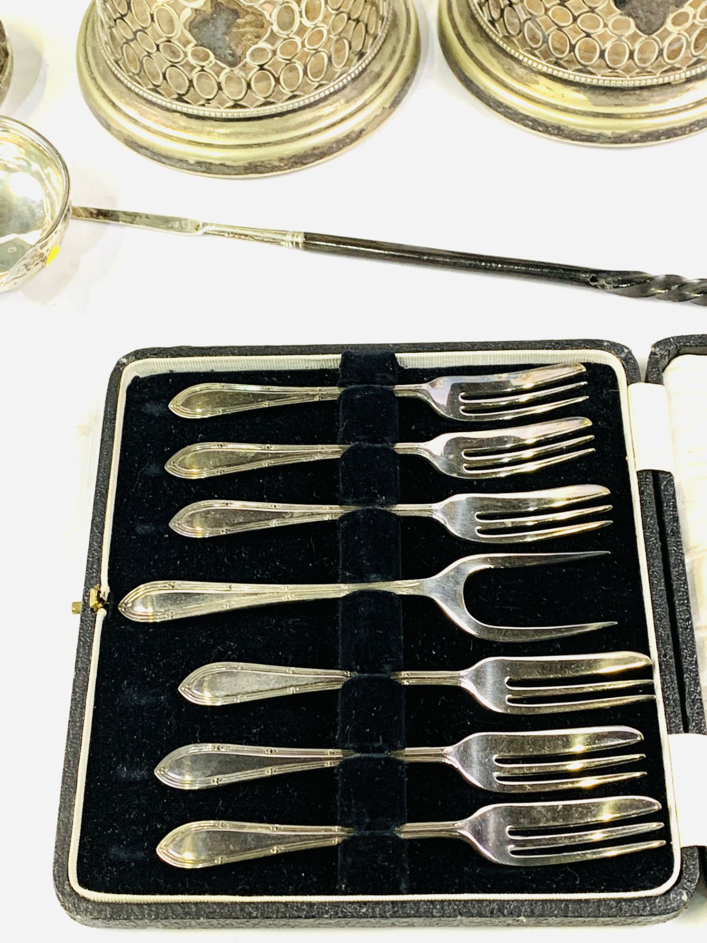 Georgian silver toddy ladle, a pair of bottle coasters, and 2 silver photo frames - Image 8 of 8