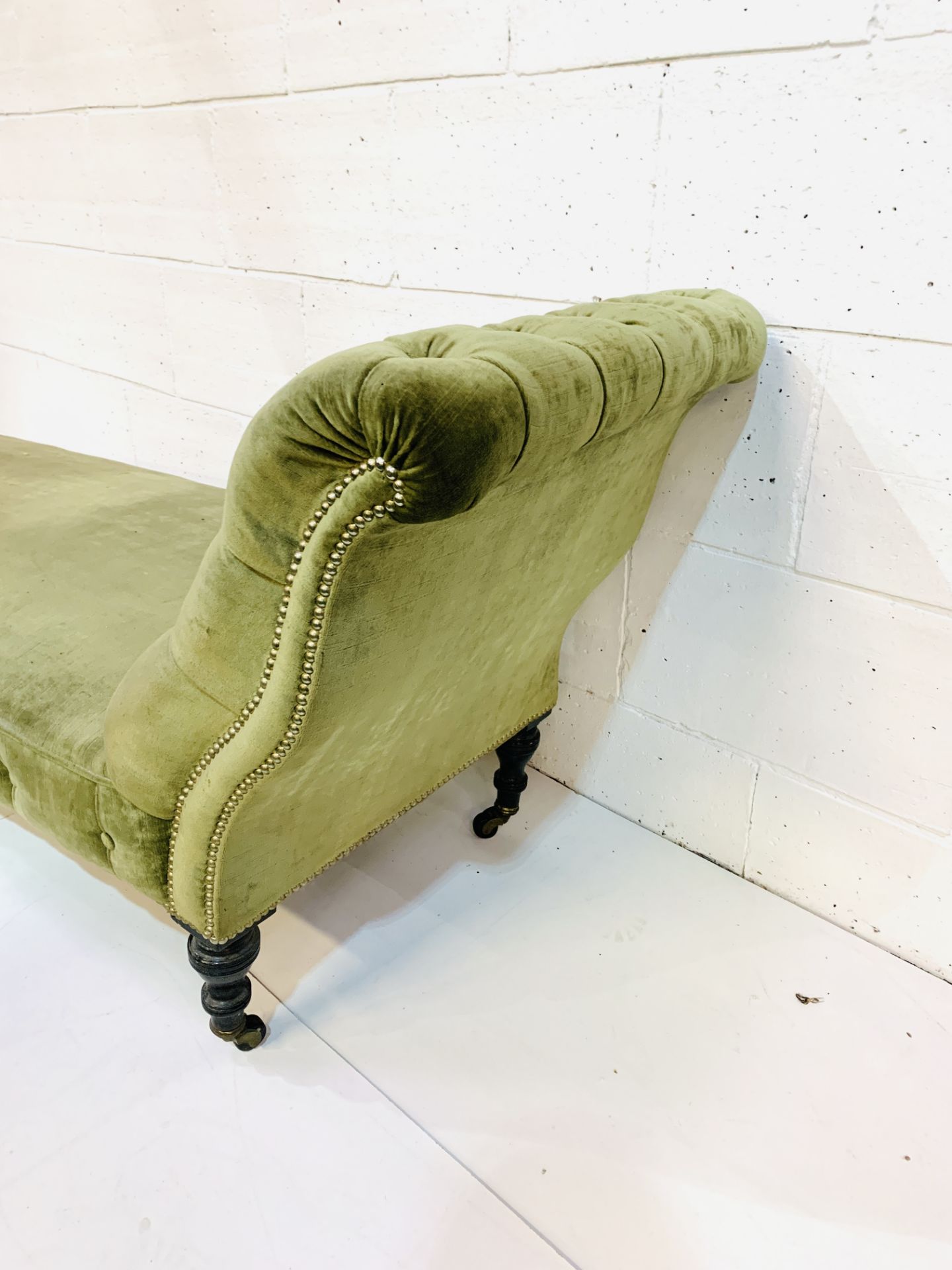 Green velvet button back upholstered chaise lounge. - Image 3 of 6