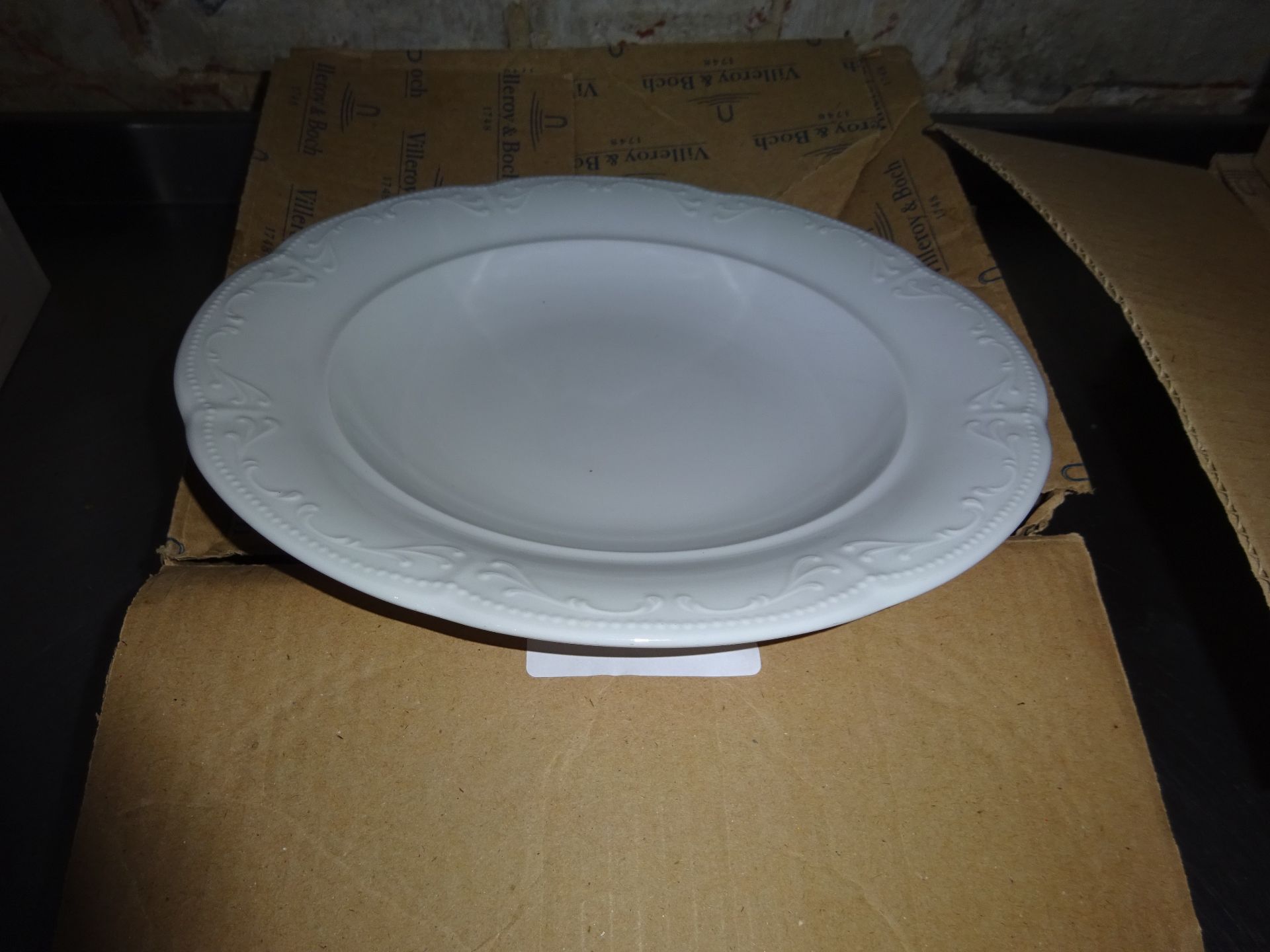 Four Villeroy & Boch round dessert plates.