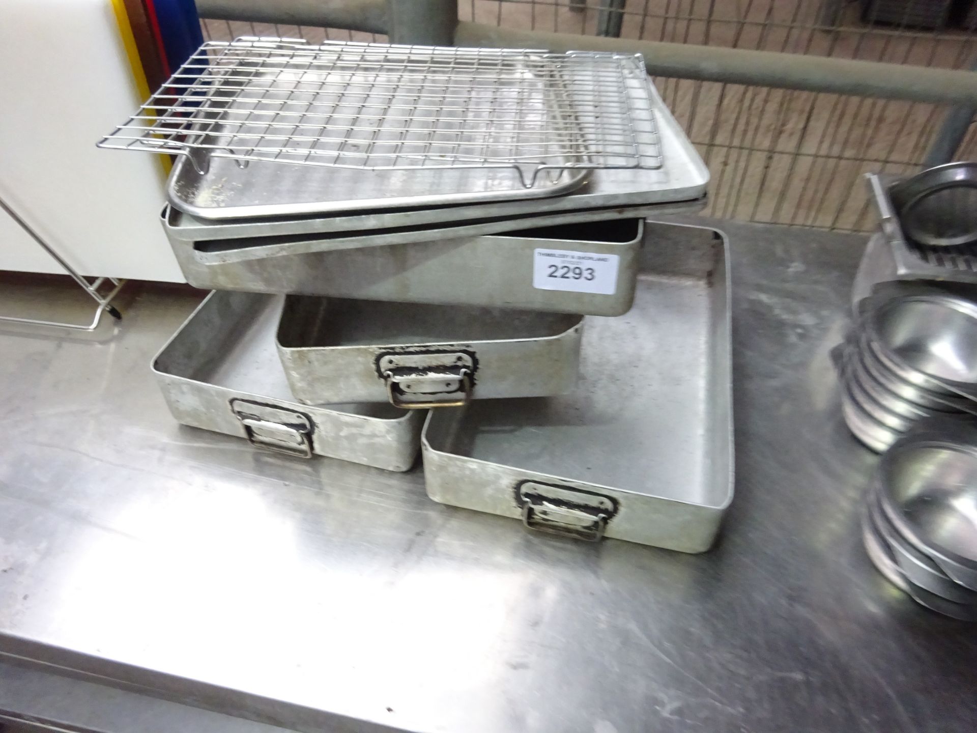 Oven trays with lids