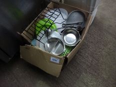 Quantity of kitchen ware