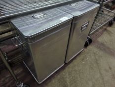 2 Grundy bins with lids