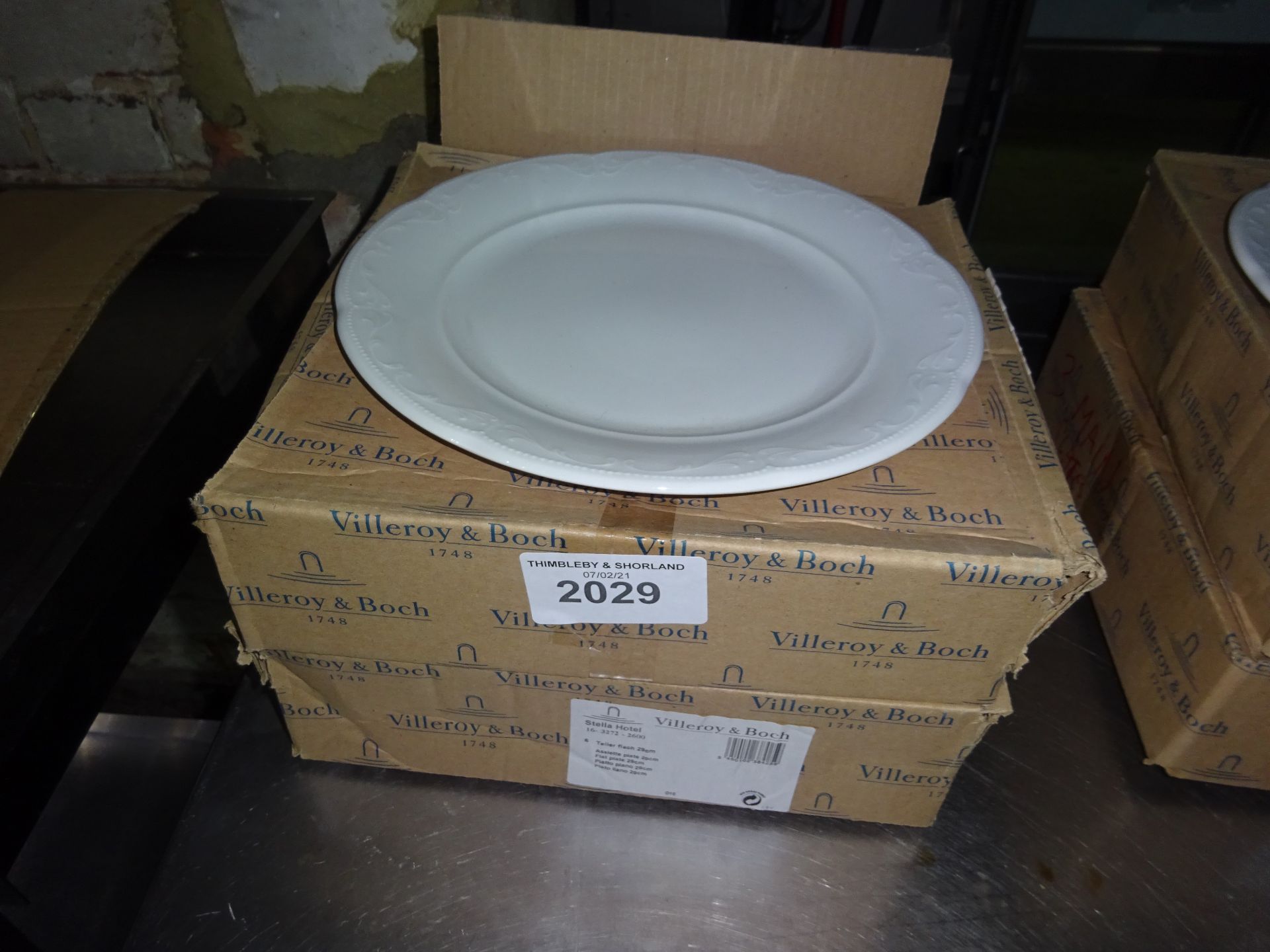 Twelve Villeroy & Boch round dinner plates.