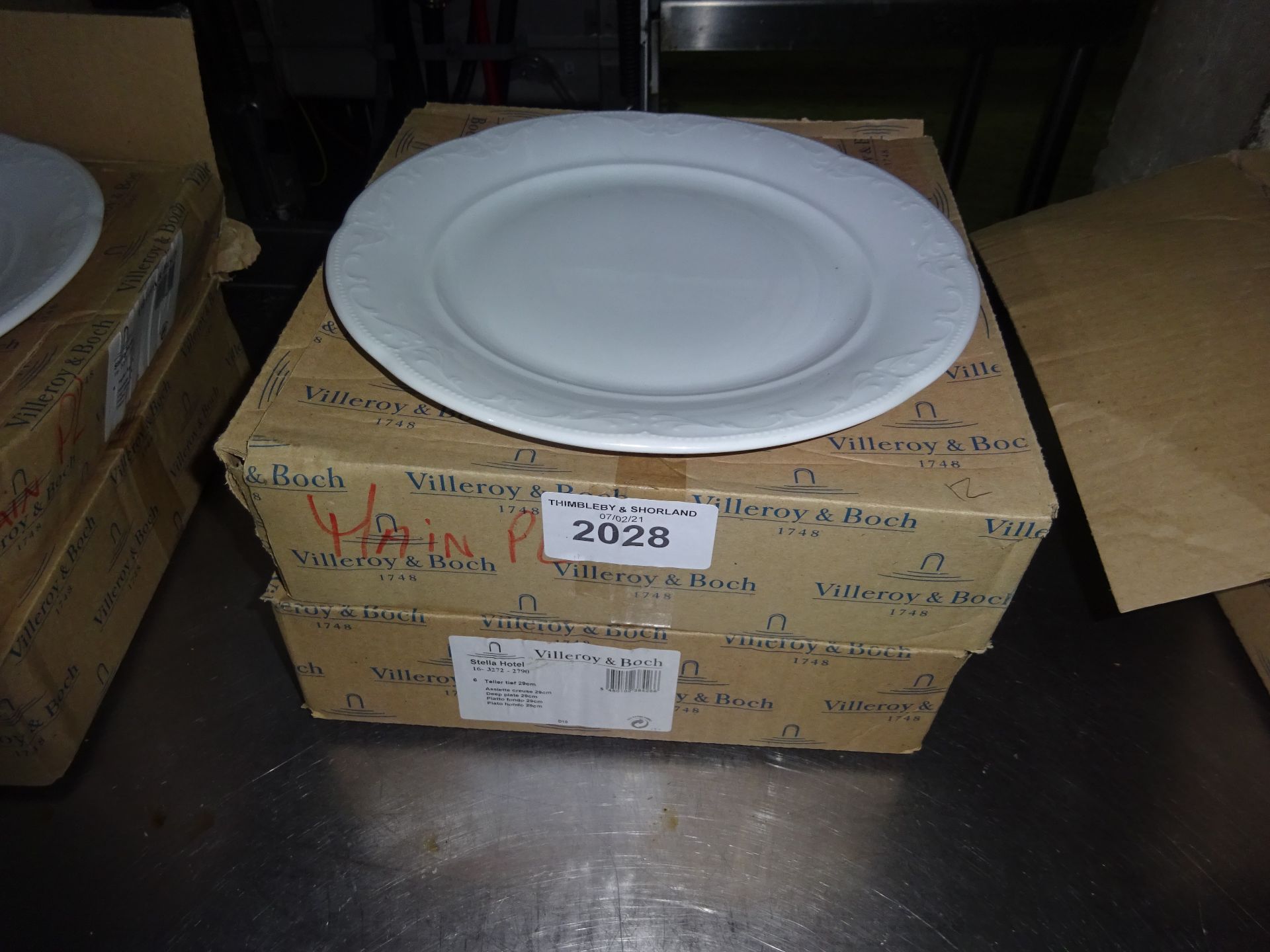 Twelve Villeroy & Boch round dinner plates.