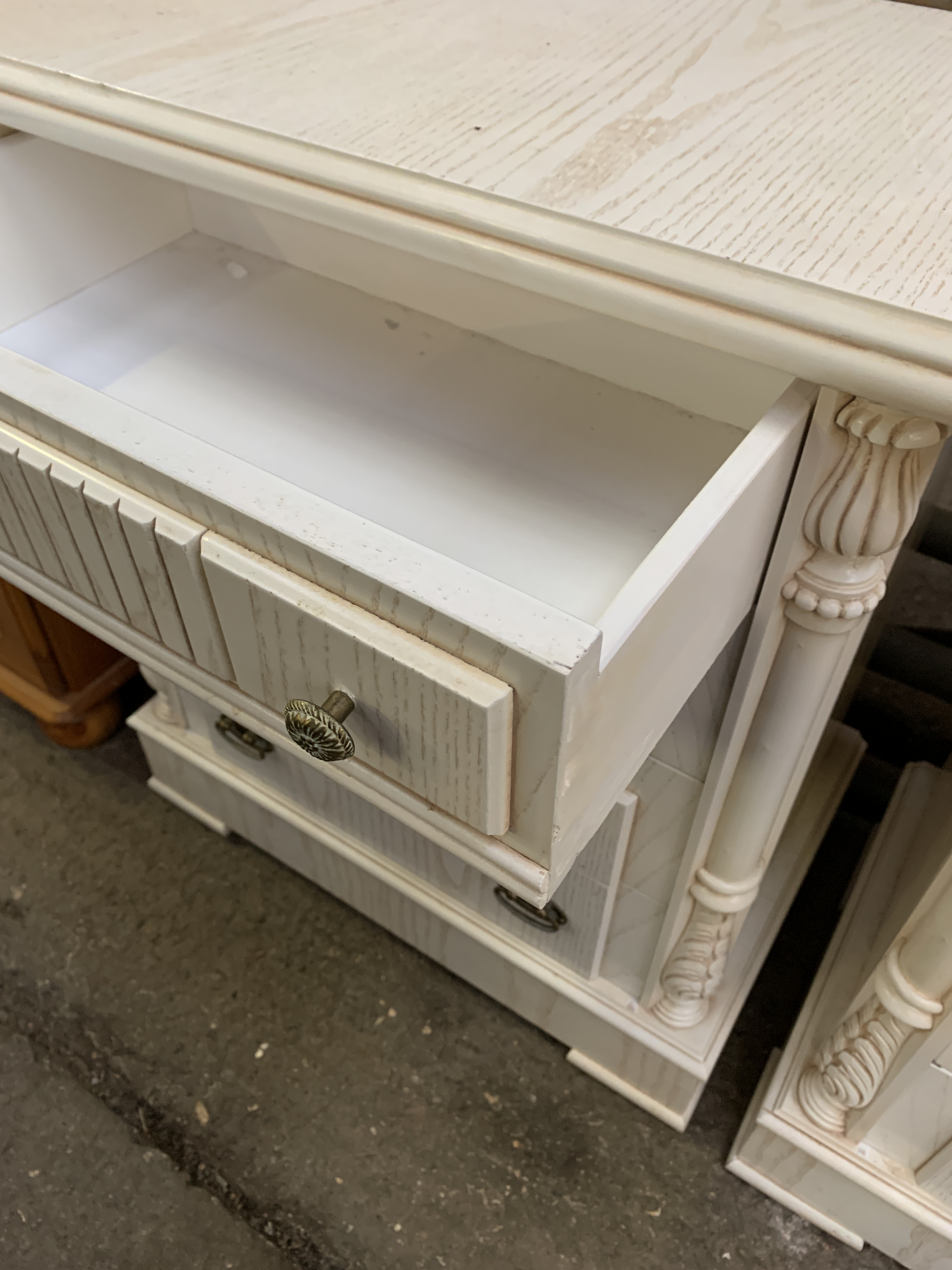 Pair of cream coloured four drawer bedside cabinets - Image 2 of 3