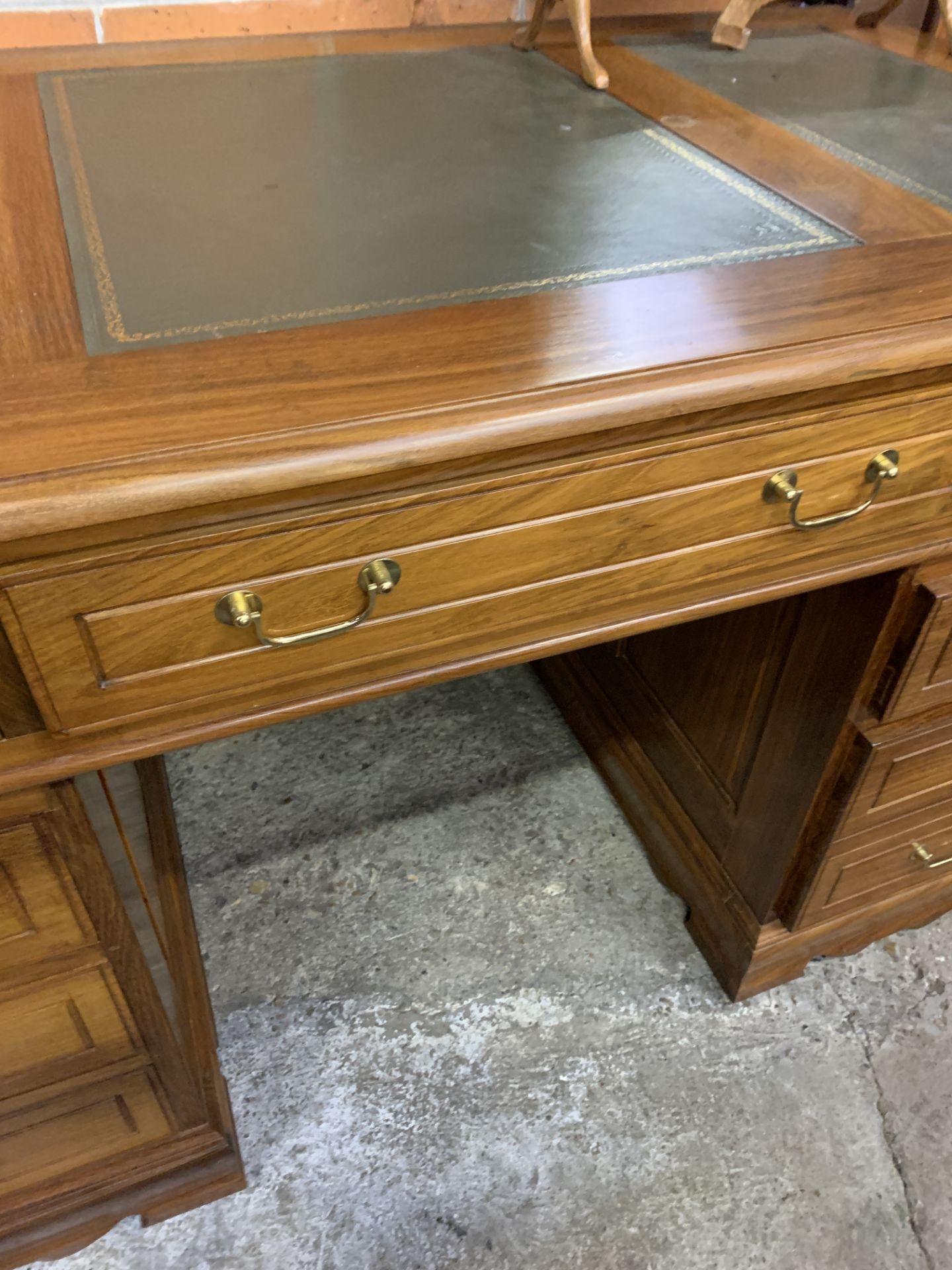 Mahogany pedestal desk - Image 4 of 6