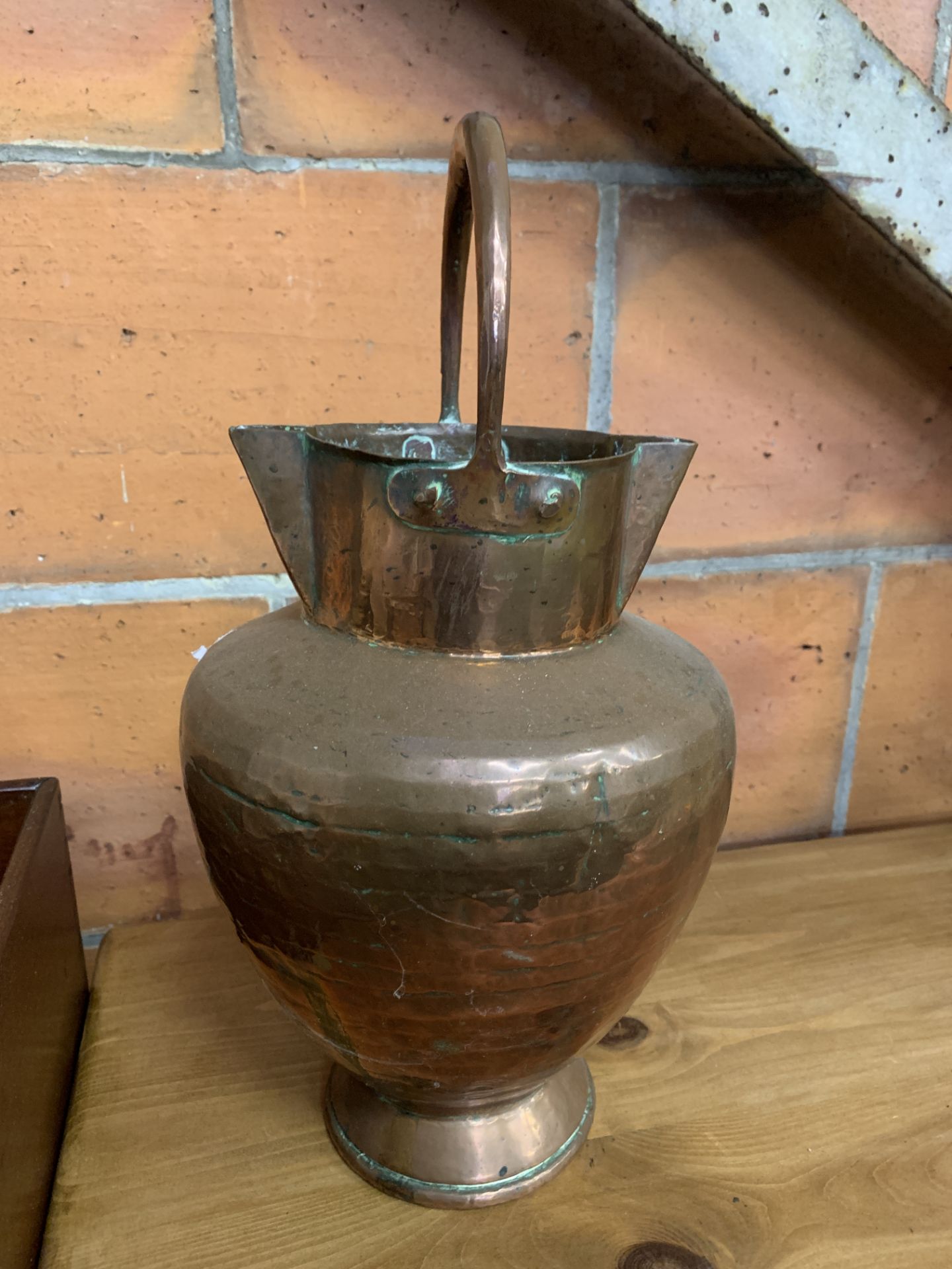 Hammered copper Arts and Crafts style twin spout flagon - Image 2 of 3