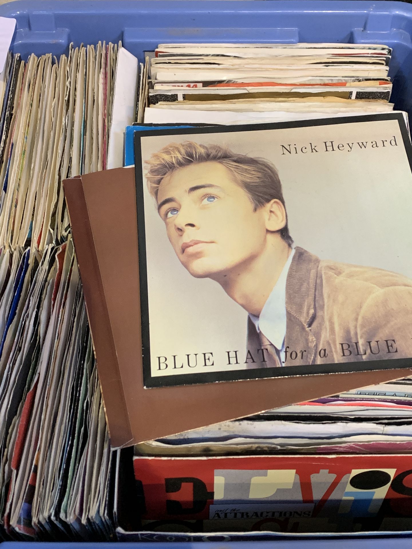 Box of approximately 100 x 7 inch singles