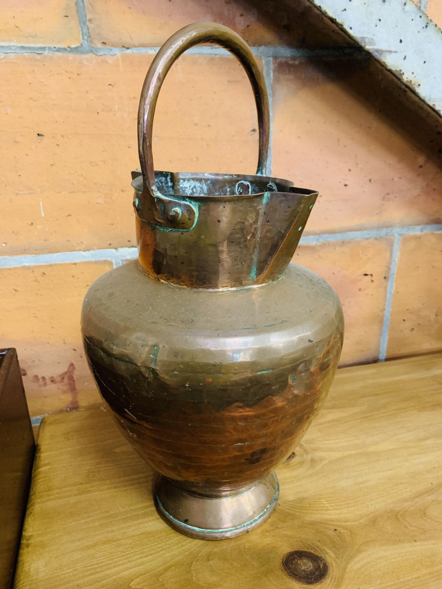 Hammered copper Arts and Crafts style twin spout flagon - Image 3 of 3