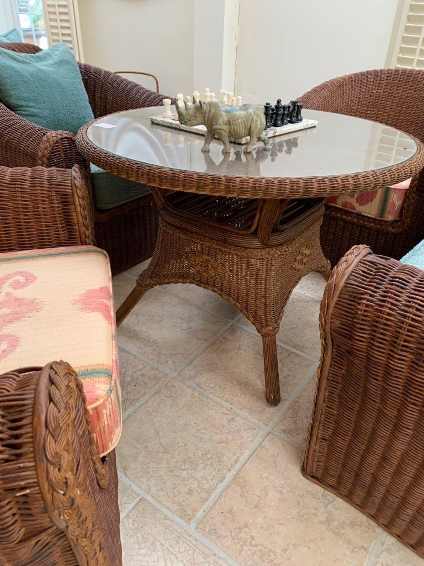 A group of four rattan chairs; and a rattan glass topped glass table - Bild 3 aus 4