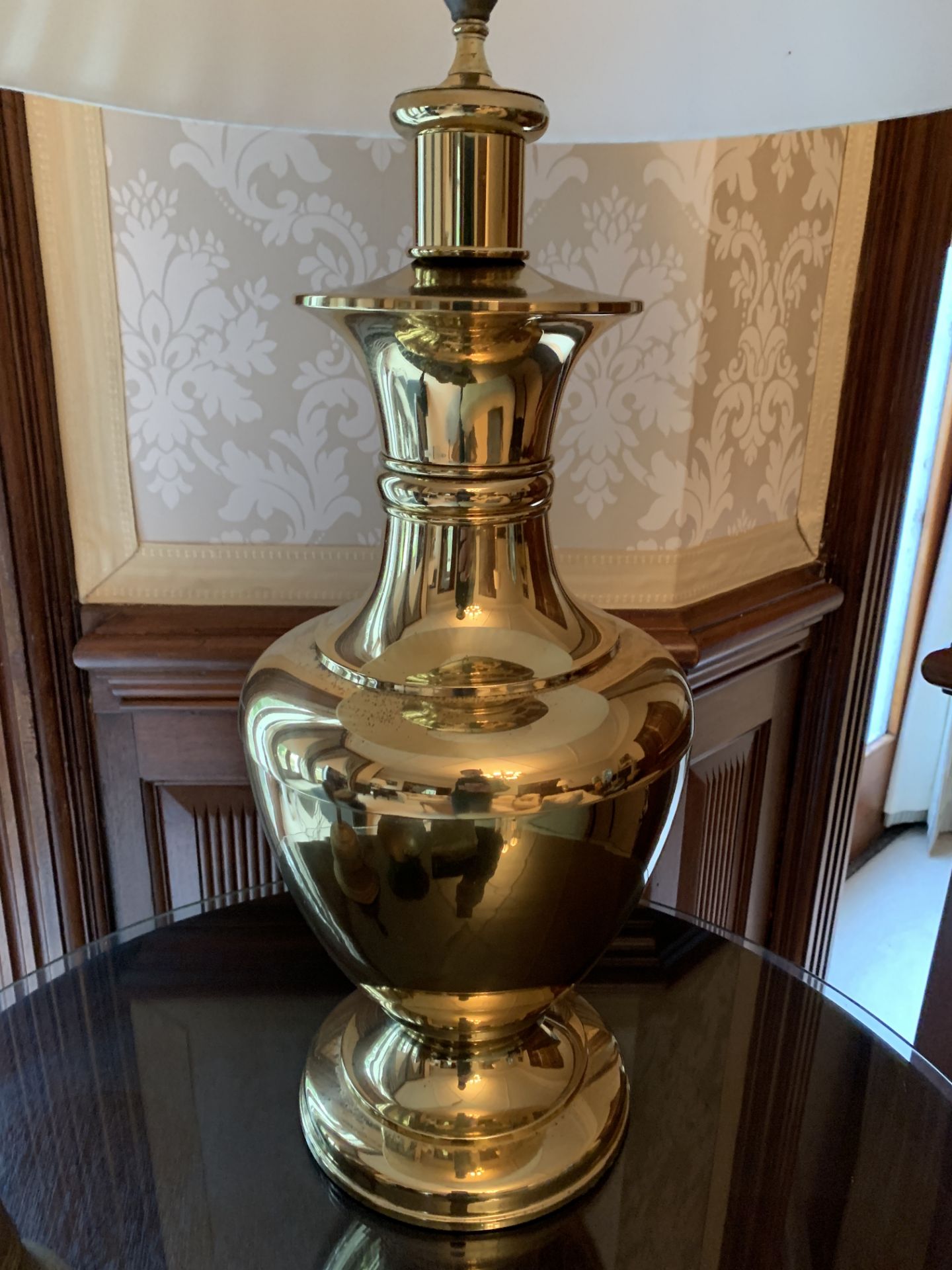 Two brass urn shaped table lamps - Image 2 of 3