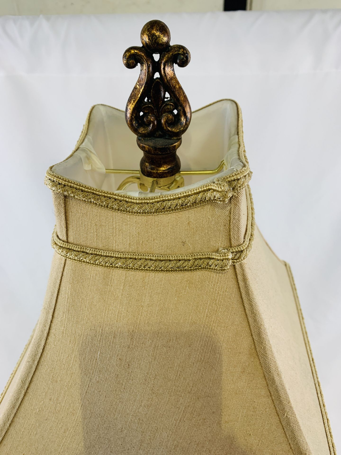 Cut glass gilt metal table lamp and shade. - Image 3 of 3