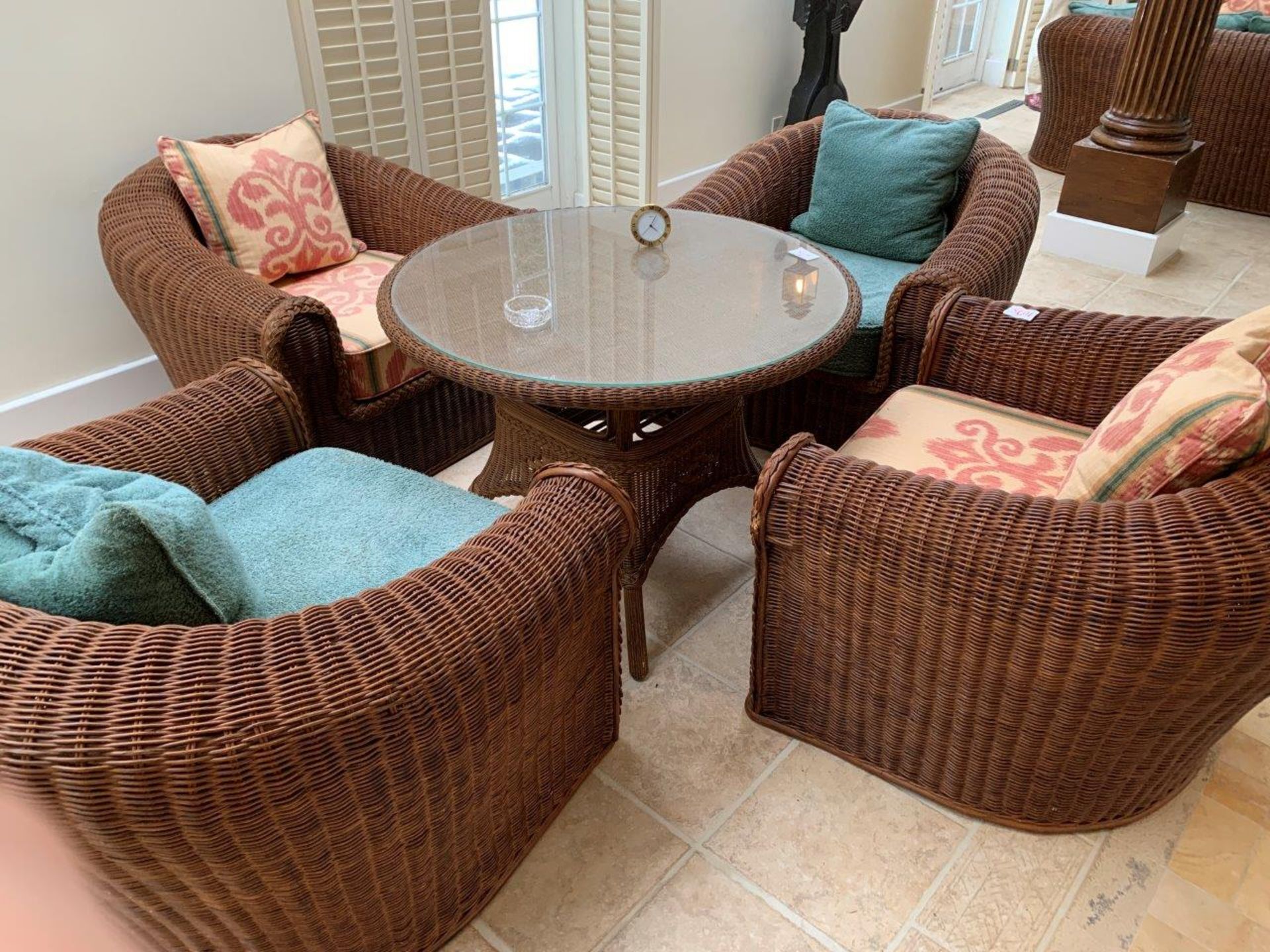A group of four rattan chairs; and a rattan glass topped glass table - Bild 2 aus 3