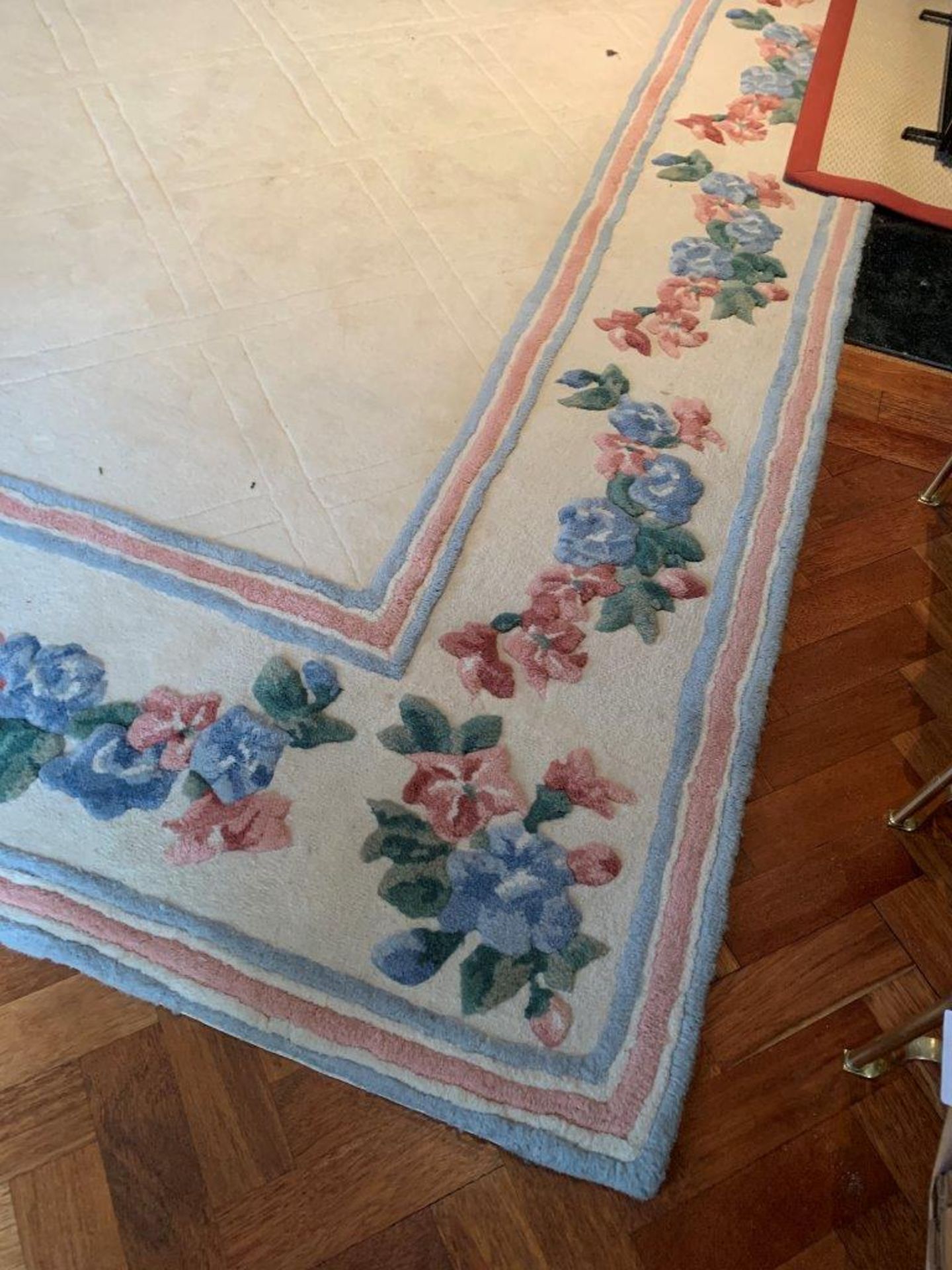 Very large cream oriental style carpet - Image 2 of 7