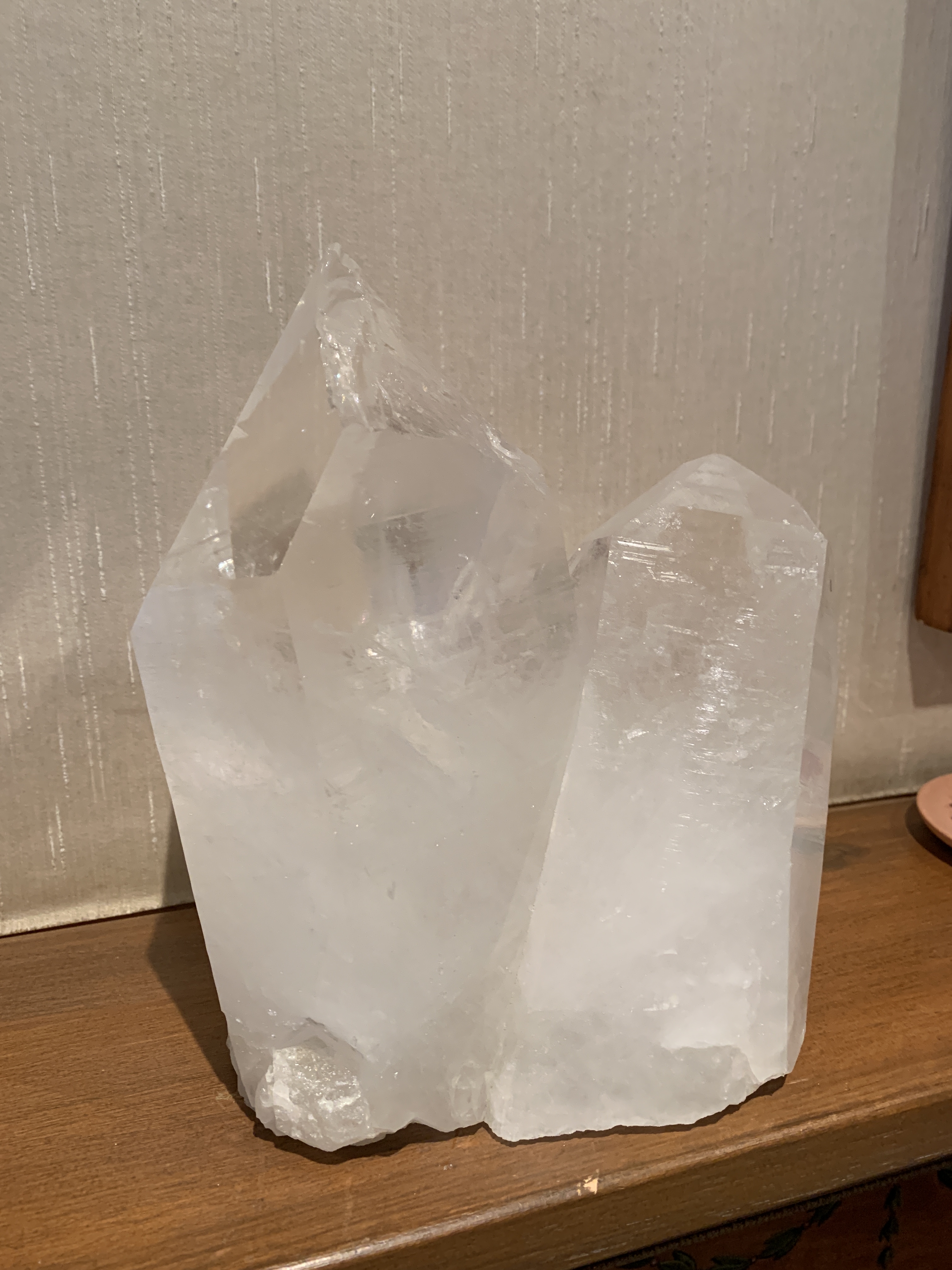 Two pink quartz obelisks, and a white quartz crysta - Image 4 of 4