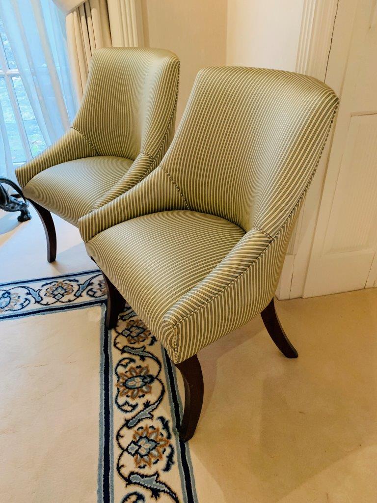 Two upholstered chairs in striped fabric, with sabre legs - Image 4 of 4