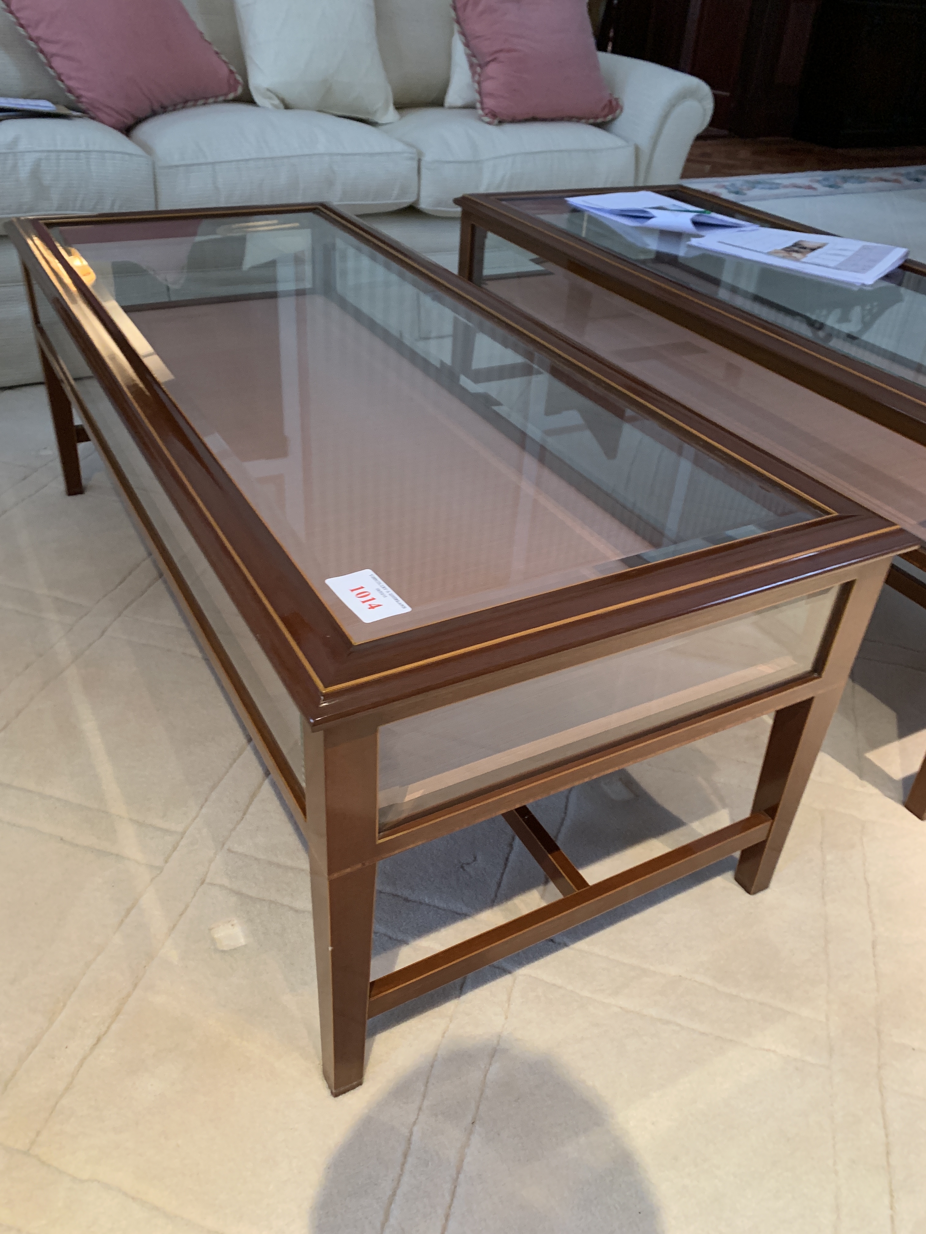 Rectangular display/coffee table with bevelled edge glass and rising lid - Image 3 of 4