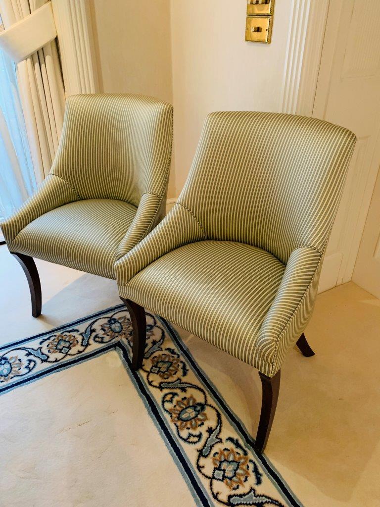 Two upholstered chairs in striped fabric, with sabre legs - Image 3 of 4