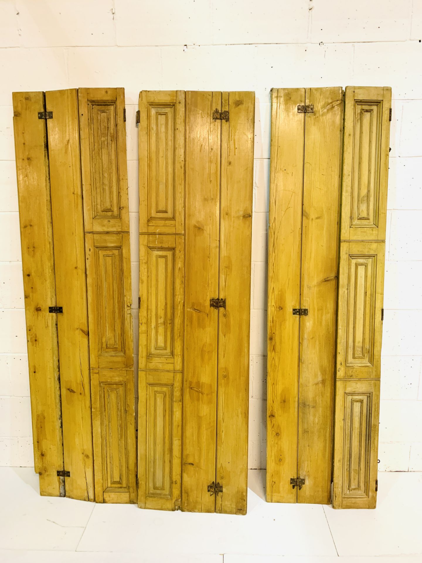 Three pairs of triple folding pine window shutters - Image 2 of 4