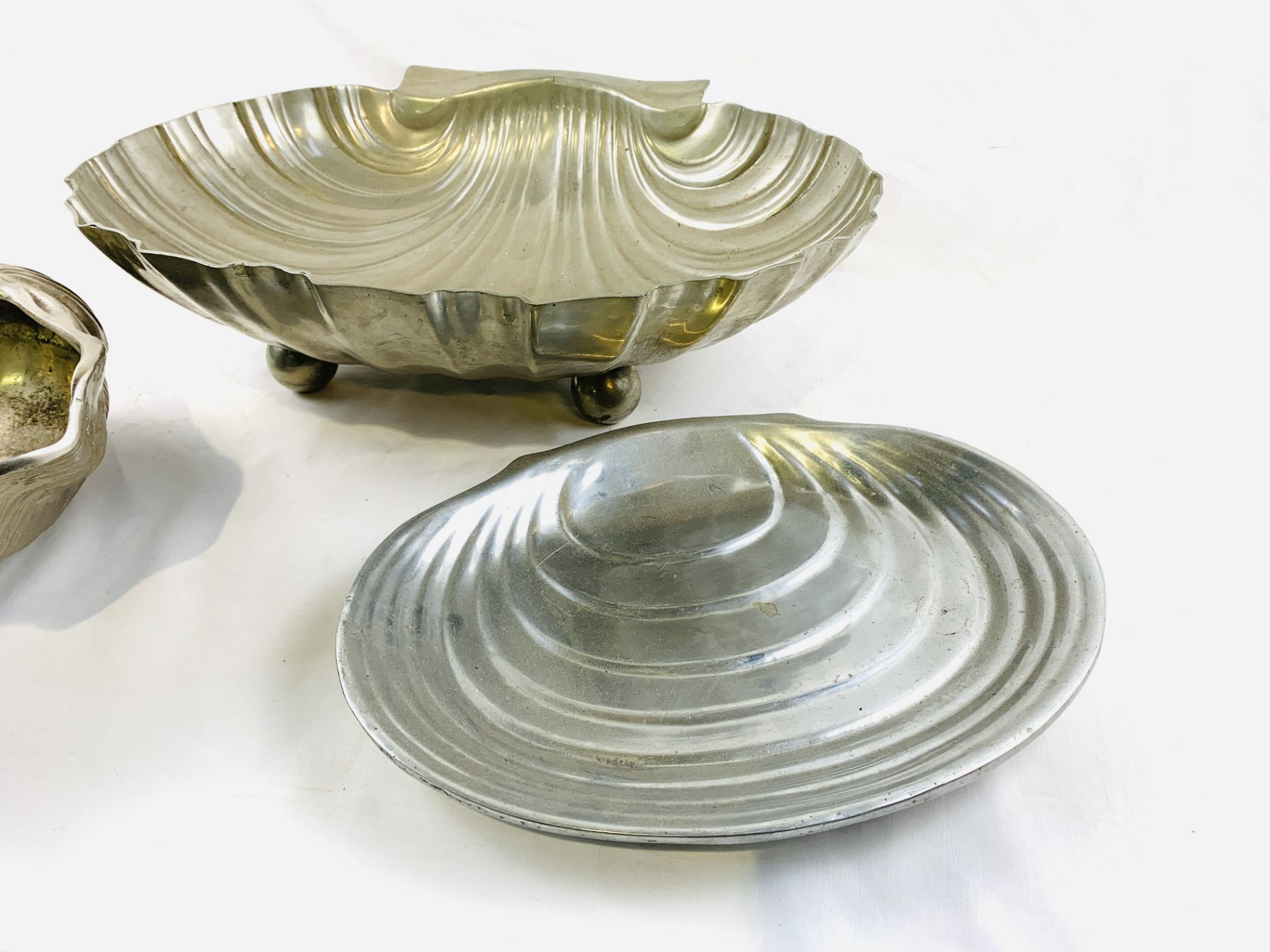 Large silver plate shell dish; silvered ceramic shell dish; silvered ceramic dish - Image 5 of 6