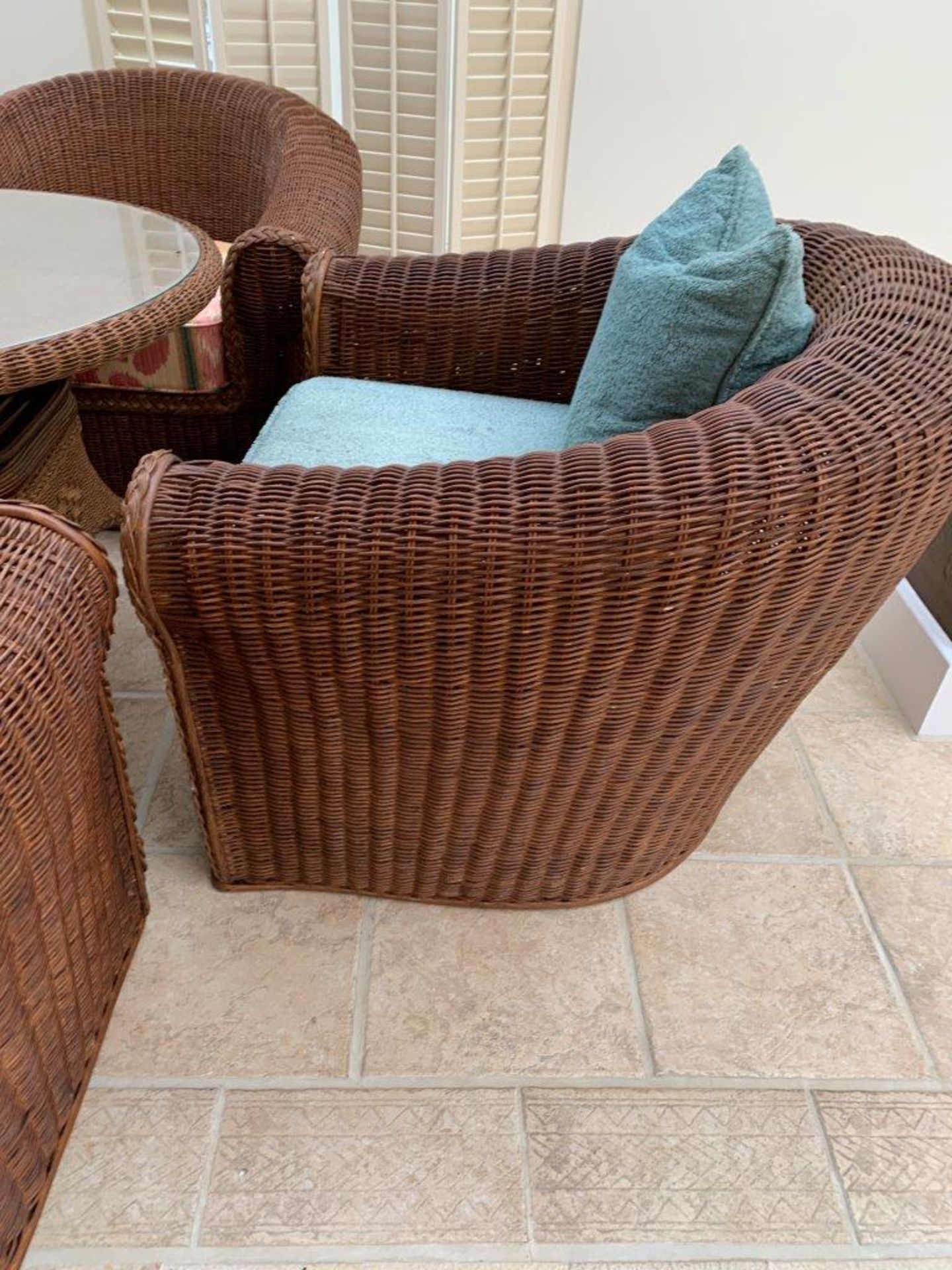 A group of four rattan chairs; and a rattan glass topped glass table - Bild 2 aus 4