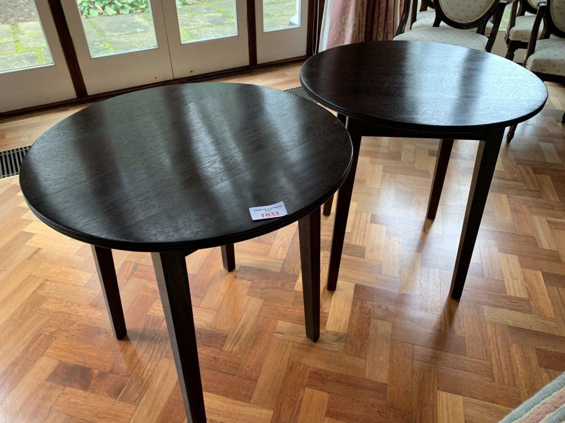 Two dark brown circular occasional tables on four block legs - Bild 4 aus 4