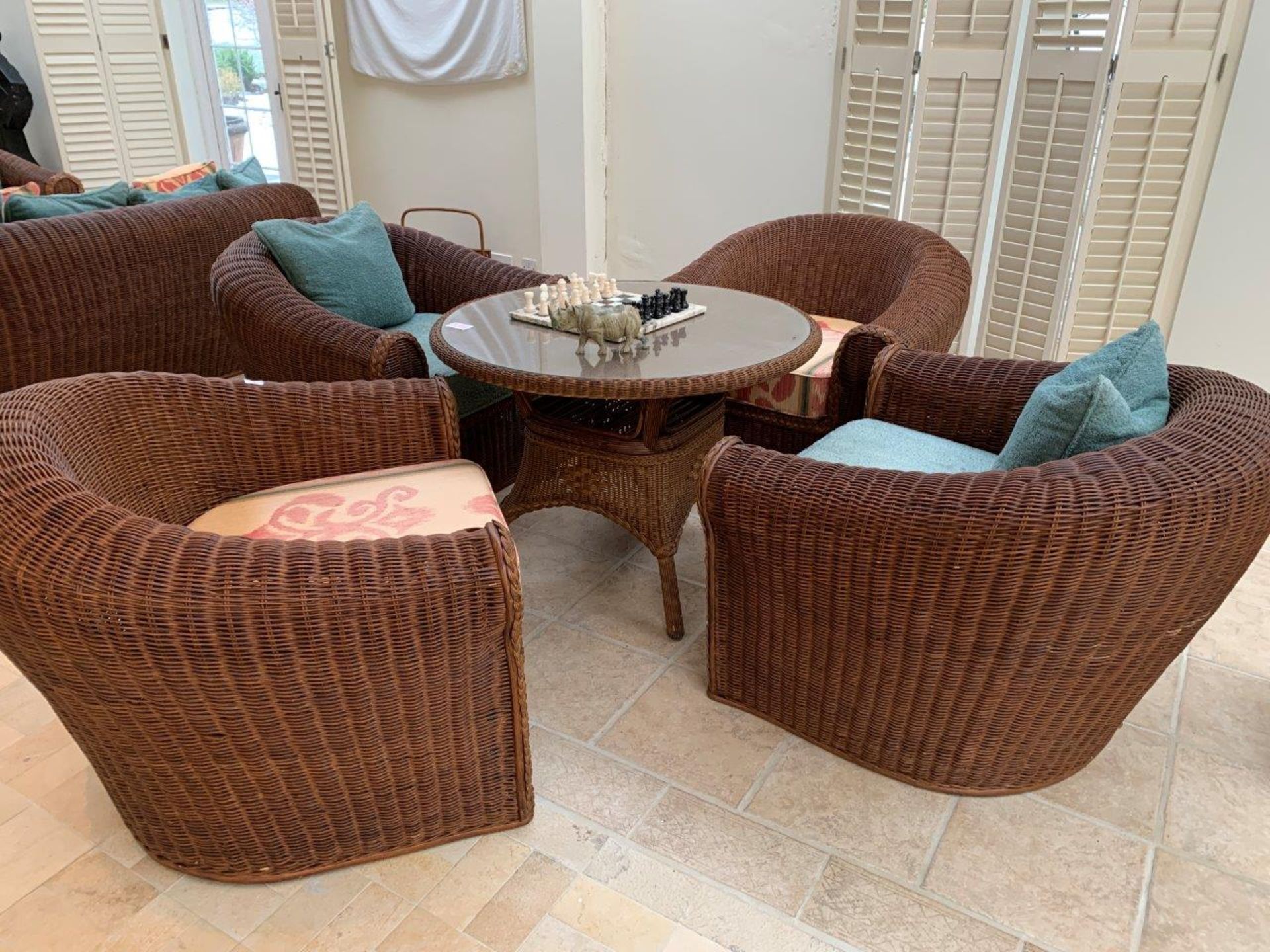 A group of four rattan chairs; and a rattan glass topped glass table - Bild 4 aus 4