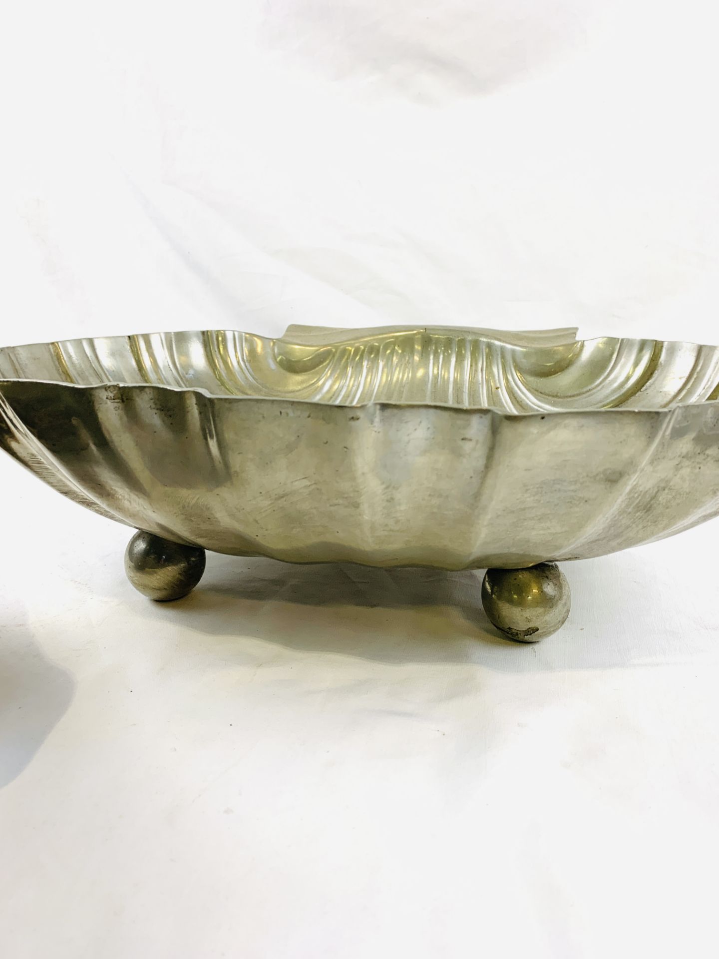Large silver plate shell dish; silvered ceramic shell dish; silvered ceramic dish - Image 6 of 6