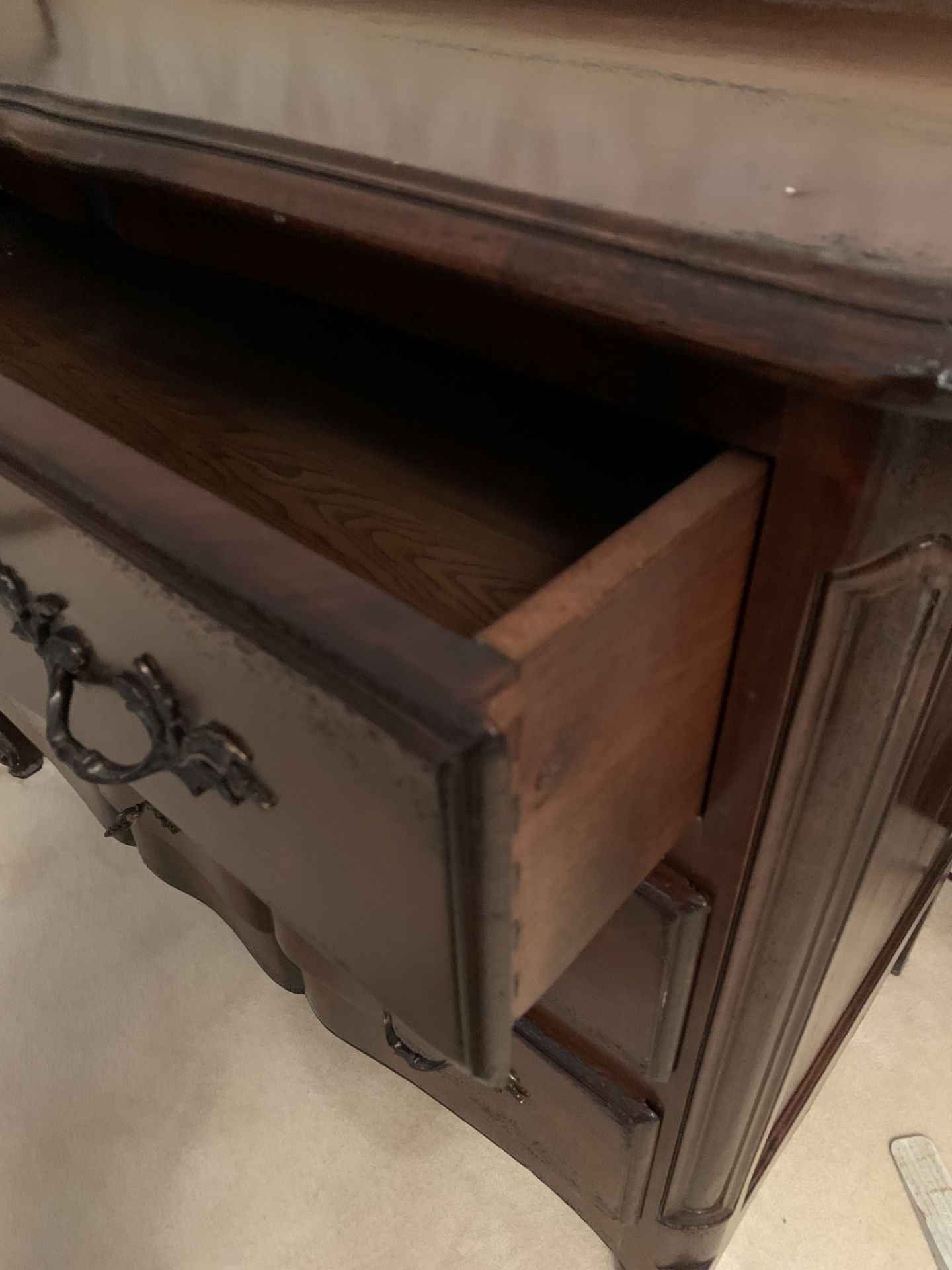 Hardwood French style chest of three drawers - Image 3 of 5