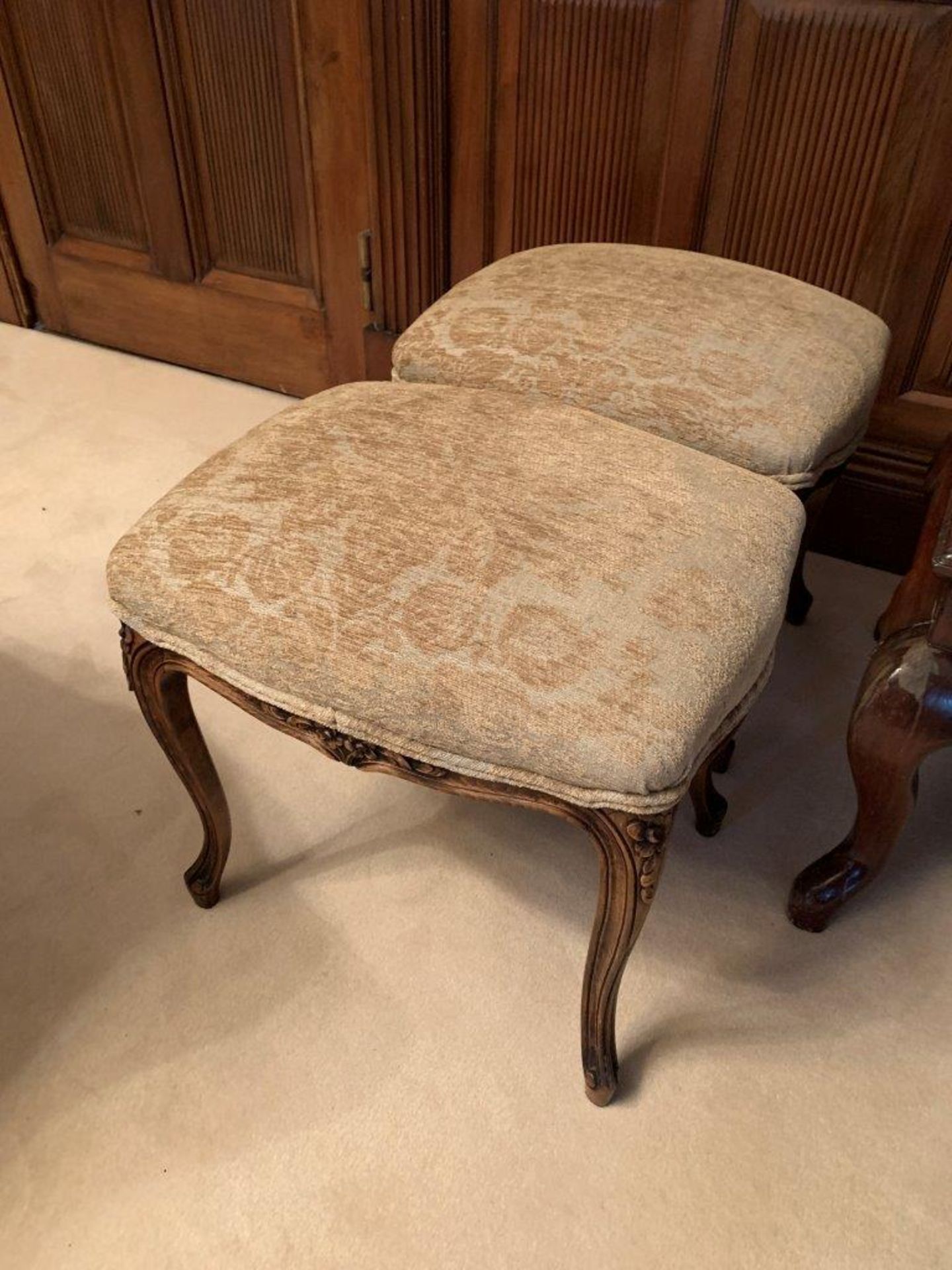 Pair of French style carved stools with upholstered seats - Bild 2 aus 3