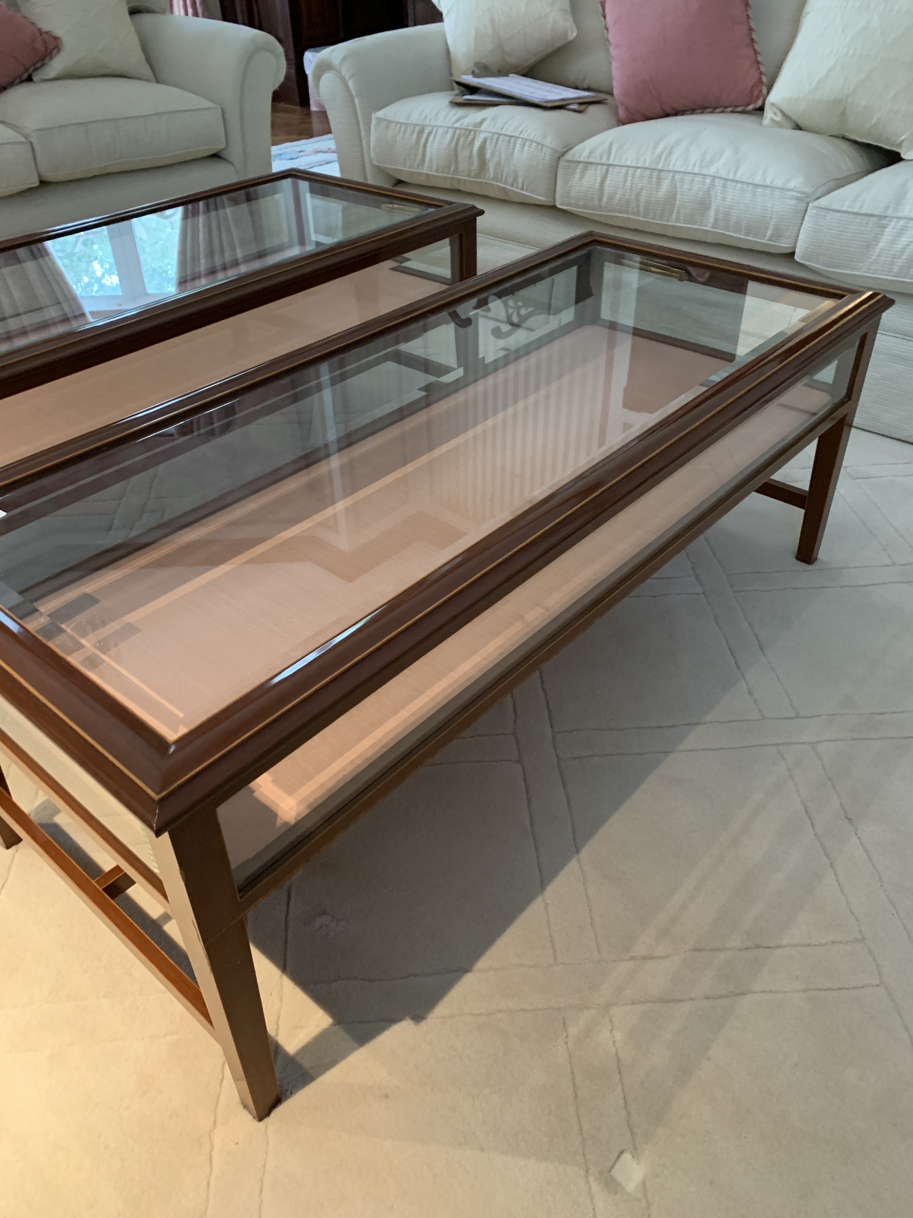 Rectangular display/coffee table with bevelled edge glass and rising lid - Image 3 of 4