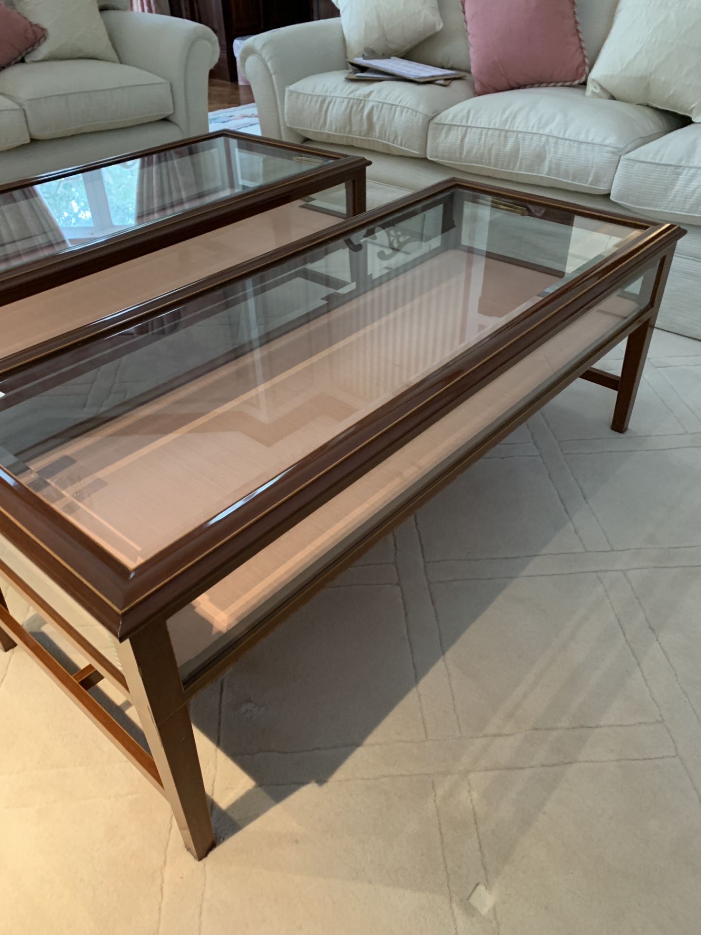 Rectangular display/coffee table with bevelled edge glass and rising lid - Bild 3 aus 4