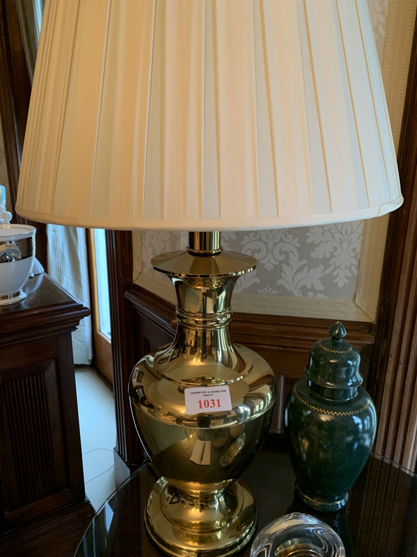 Two brass urn shaped table lamps - Image 3 of 3