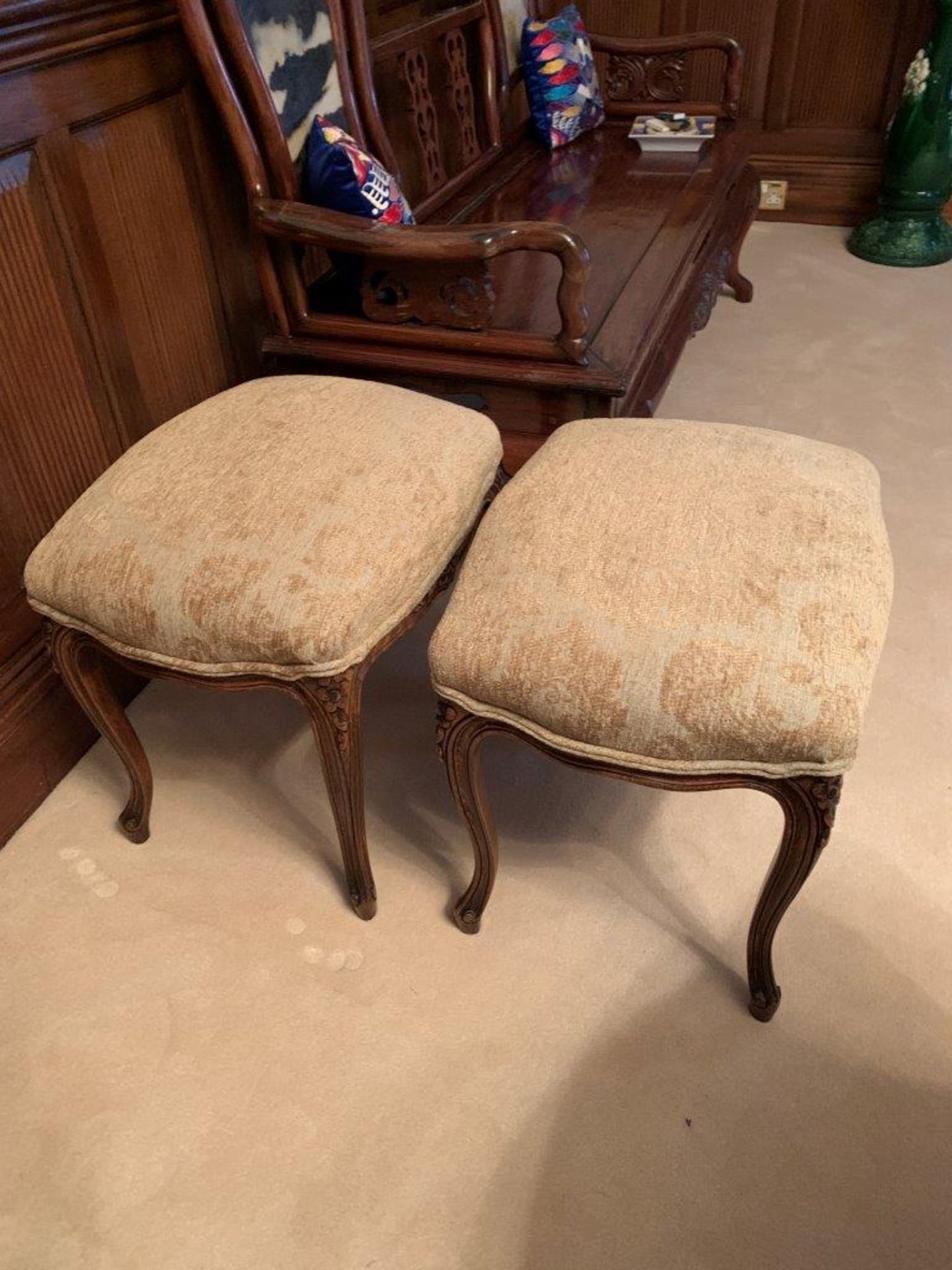 Pair of French style carved stools with upholstered seats - Bild 3 aus 3