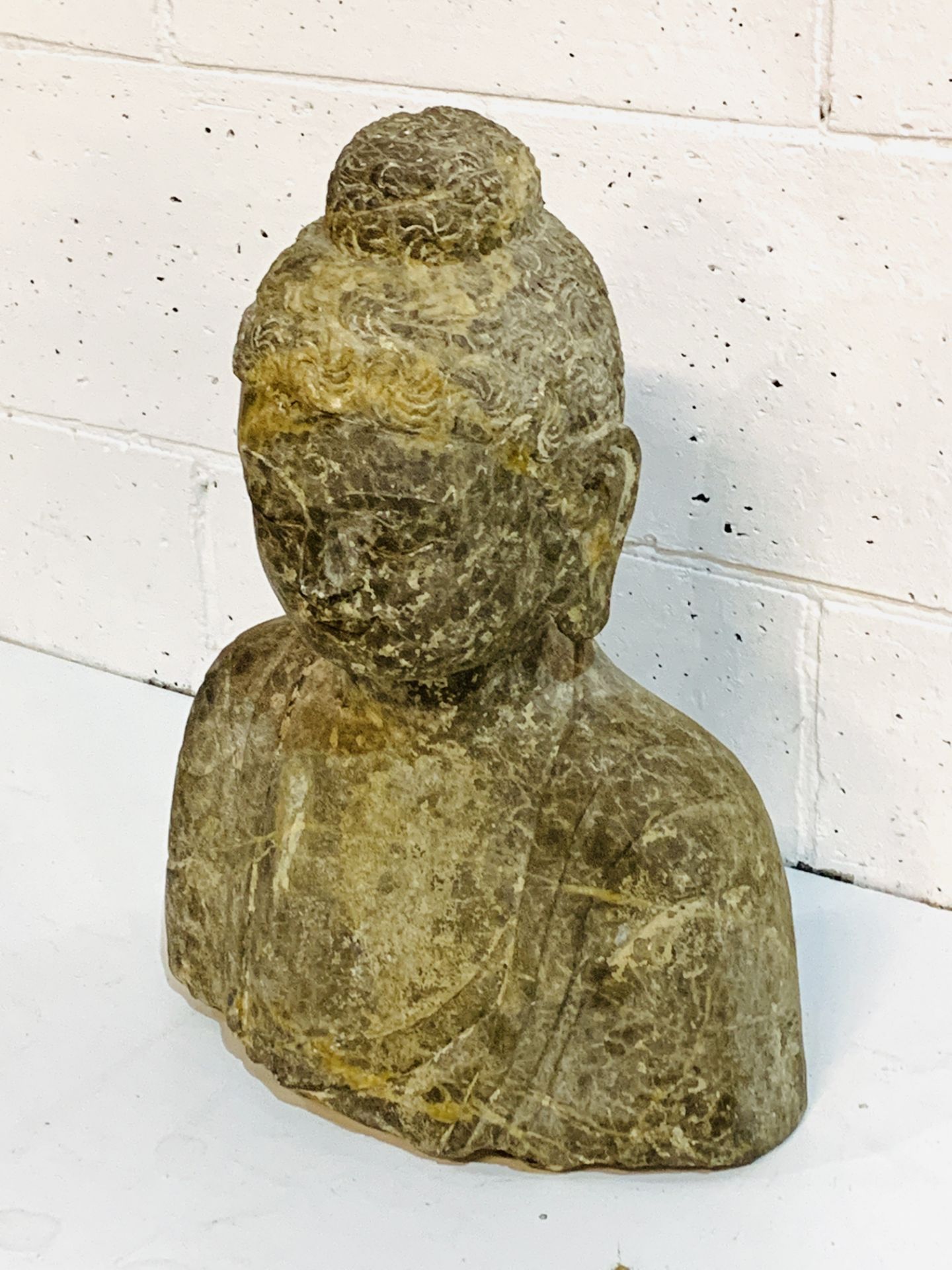 Carved stone bust of a Buddha - Image 2 of 3