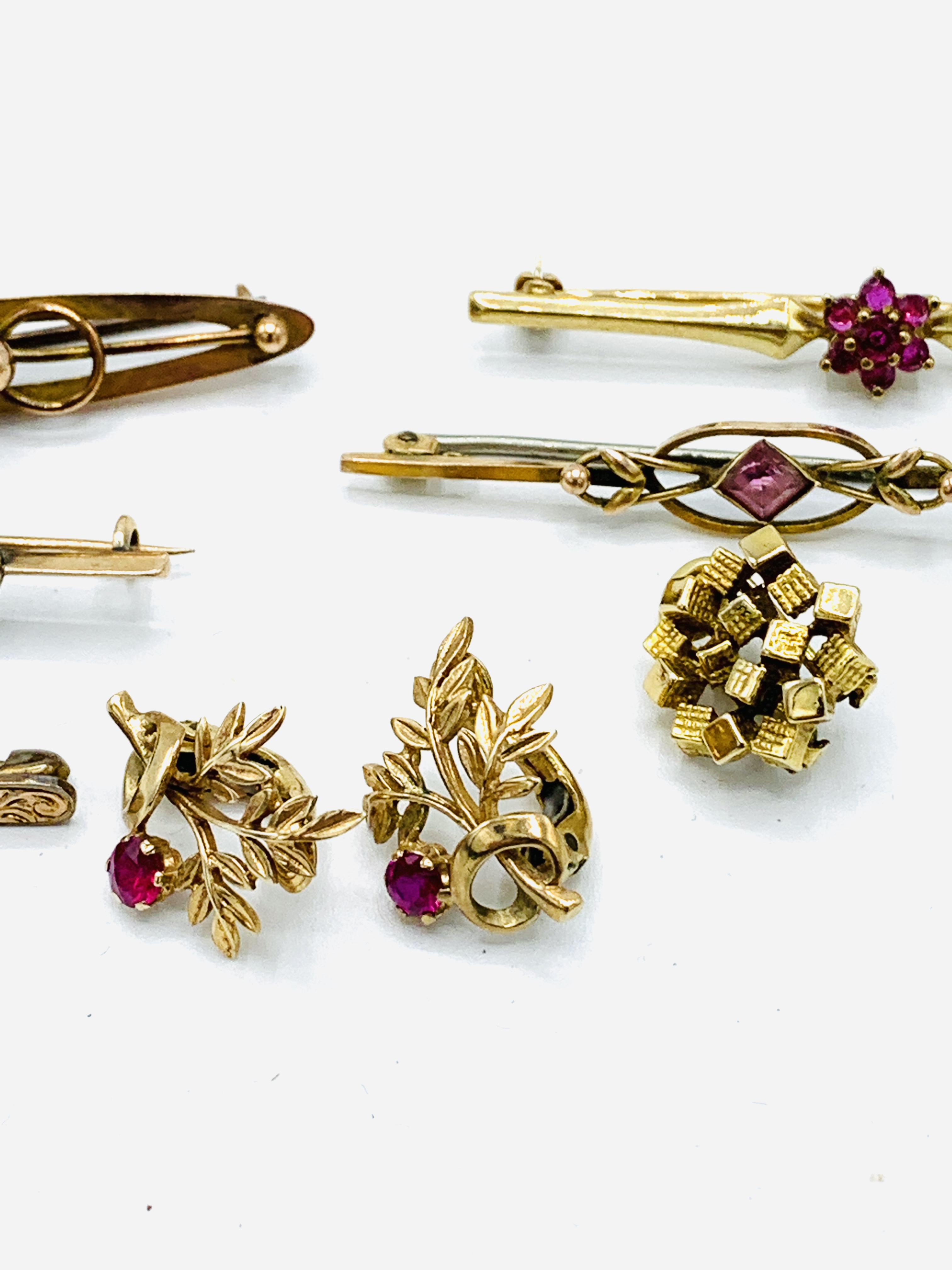 Four 9ct gold bar brooches, another bar brooch; and three 9ct earrings - Image 4 of 4